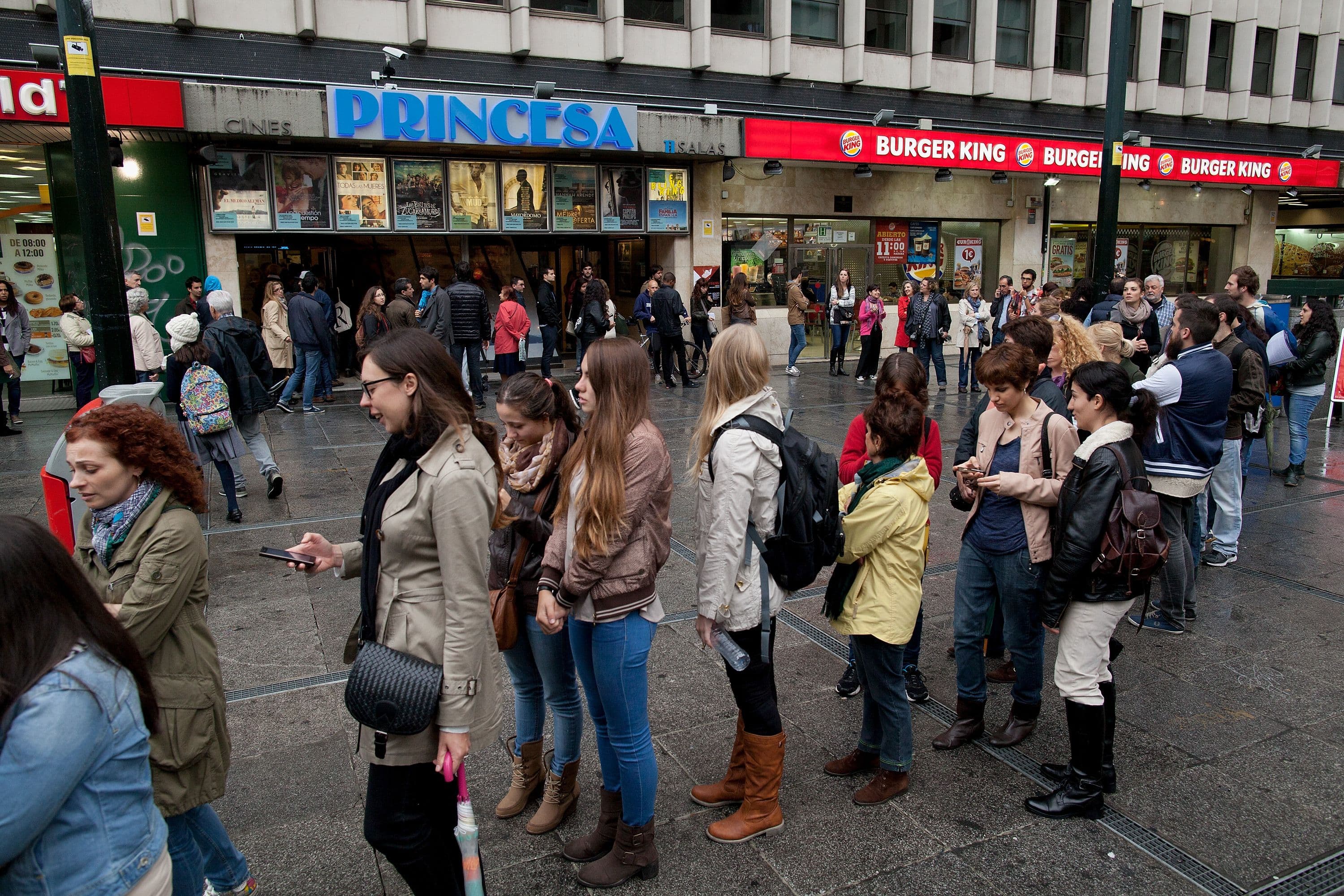 Espectadores haciendo cola a las puertas de los Cines Princesa, en Madrid, durante la edición de la Fiesta del Cine de octubre de 2013