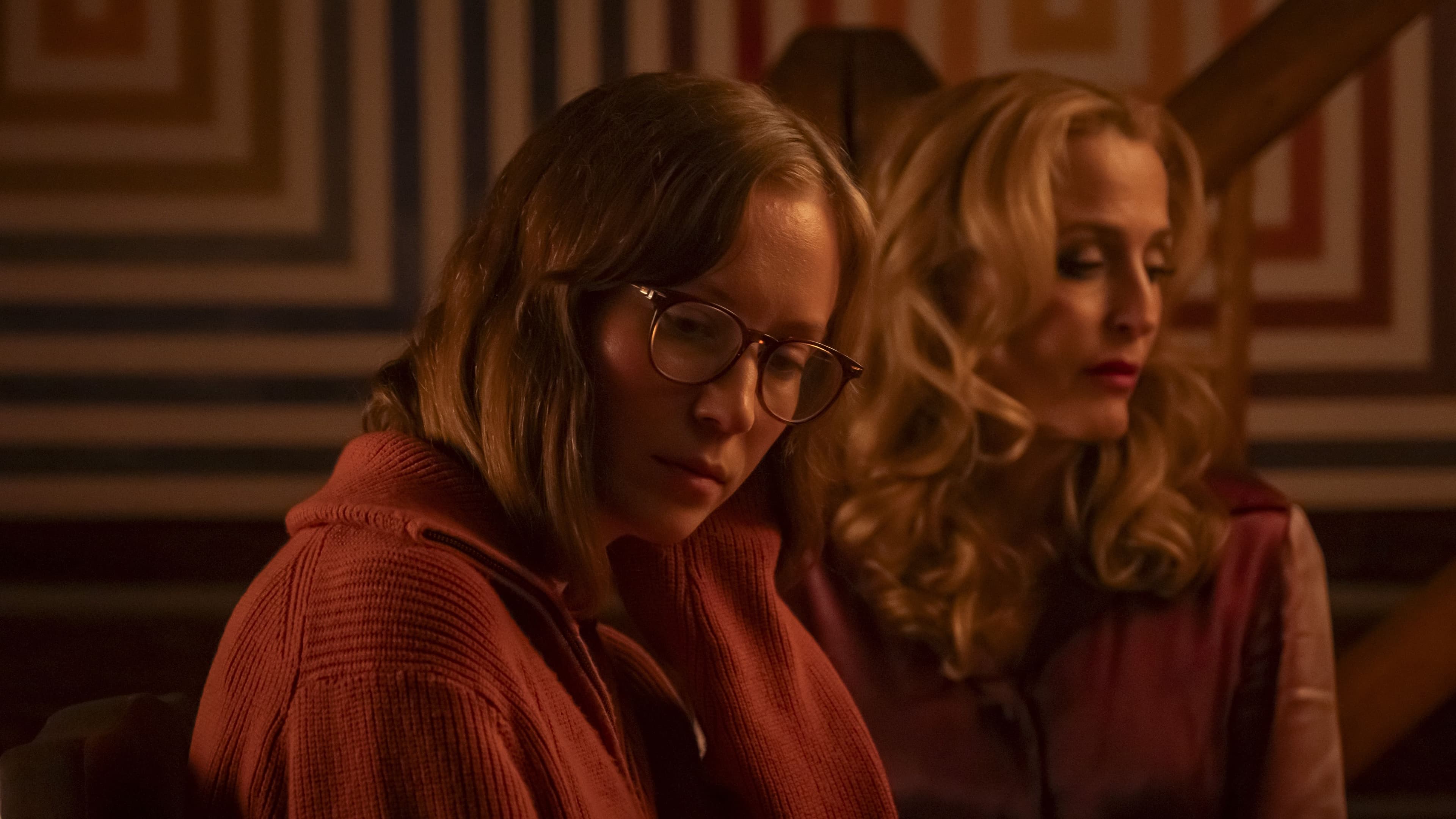 Fotograma de 'Adolescencia, sexo y muerte en Campamento Miasma' con Hannah Einbinder y Gillian Anderson en primer término