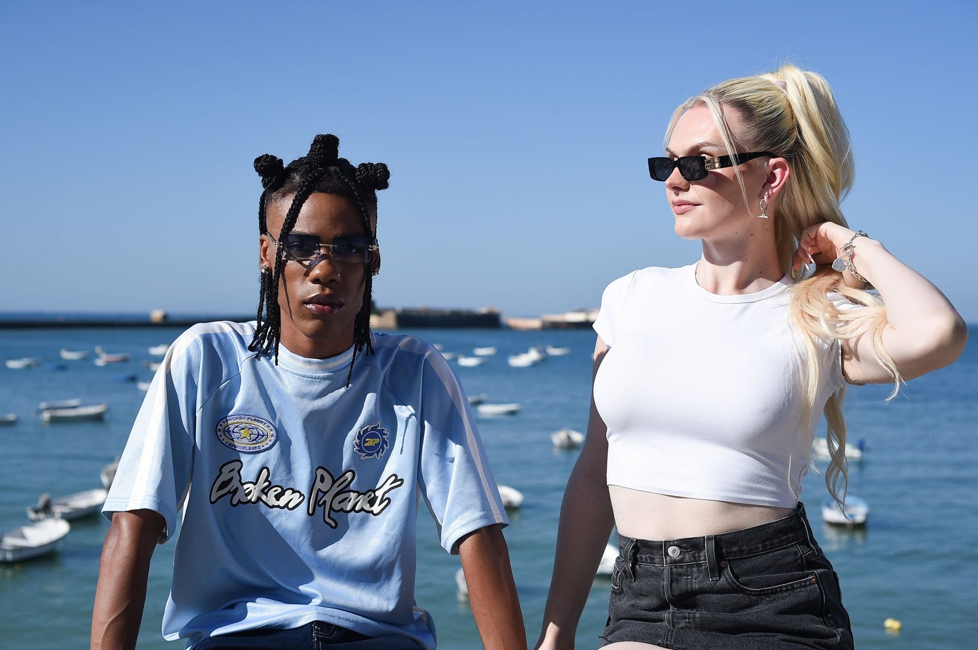 Laquarn Lewis y Hannah Jones, protagonistas de 'What it feels for a girl', posan en La Caleta a su paso por el South International Series Festival 2025