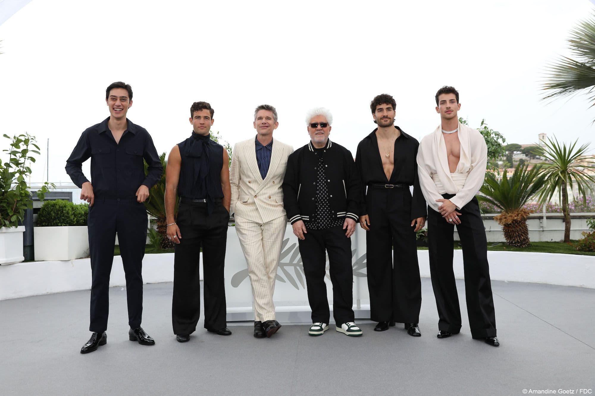 Pedro Almodóvar, Ethan Hawke y el resto del reparto de 'Extraña forma de vida' en el Festival de Cannes