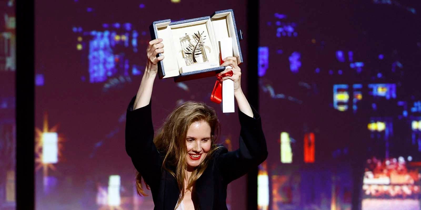 La directora francesa Justine Triet sostiene la Palma de Oro del Festival de Cannes por 'Anatomía de una caída'