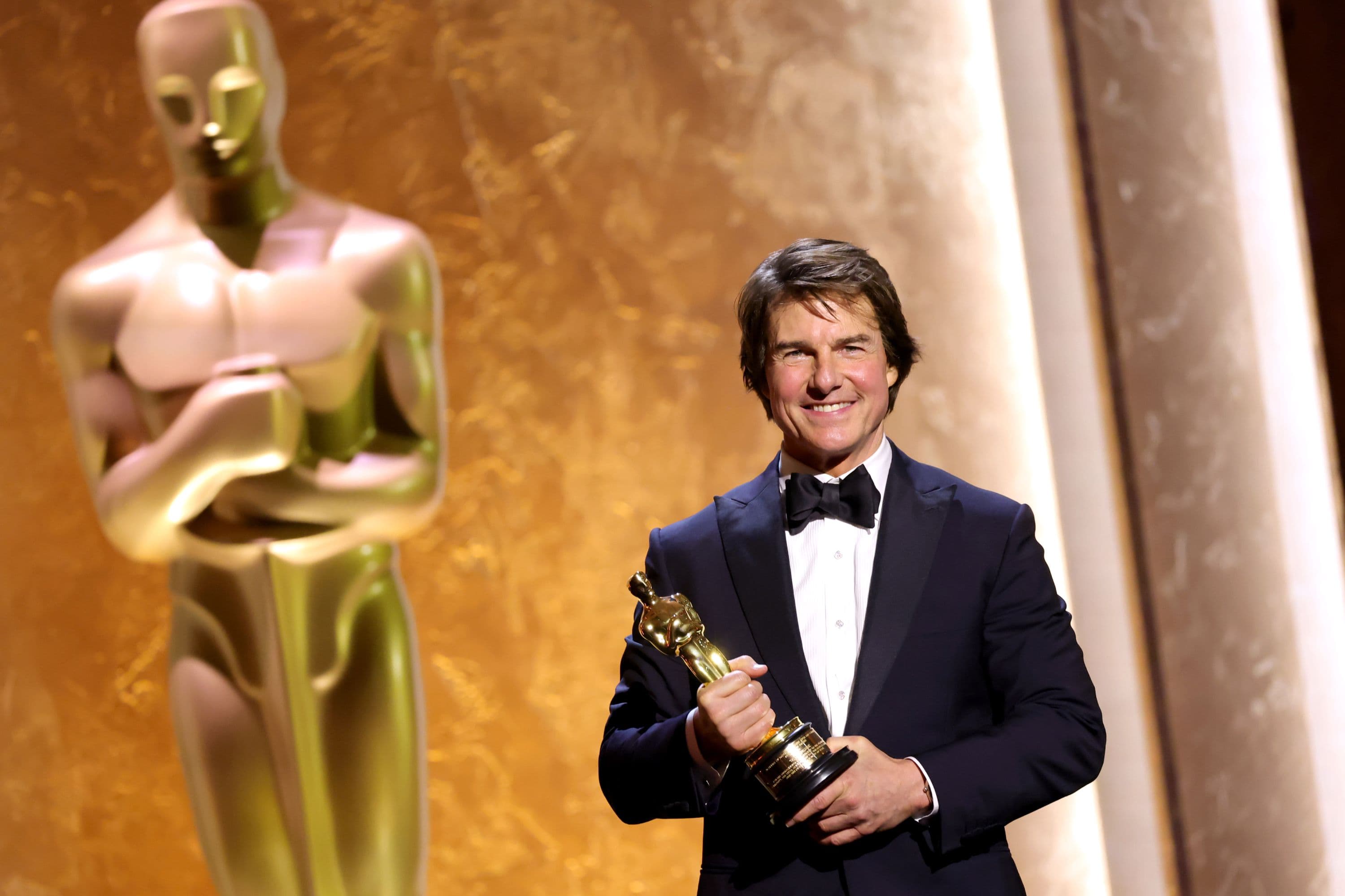 Tom Cruise posa con el Oscar honorífico a toda su carrera en la gala los Governors Awards 2025