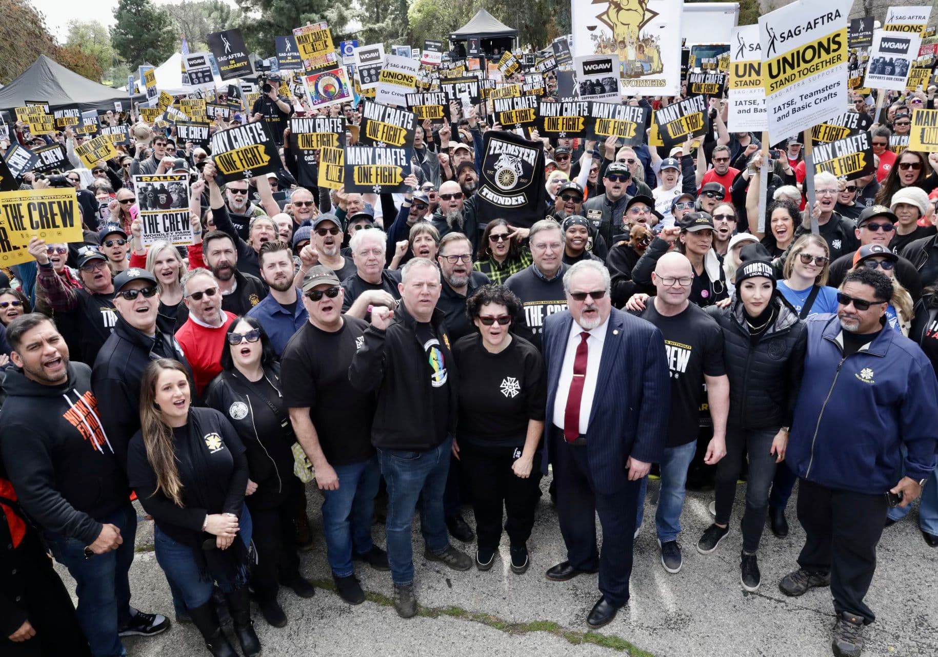 Fotografía del mitin previo al inicio de las negociaciones entre IATSE, Teamsters y Hollywood Basic Crafts y la AMPTP
