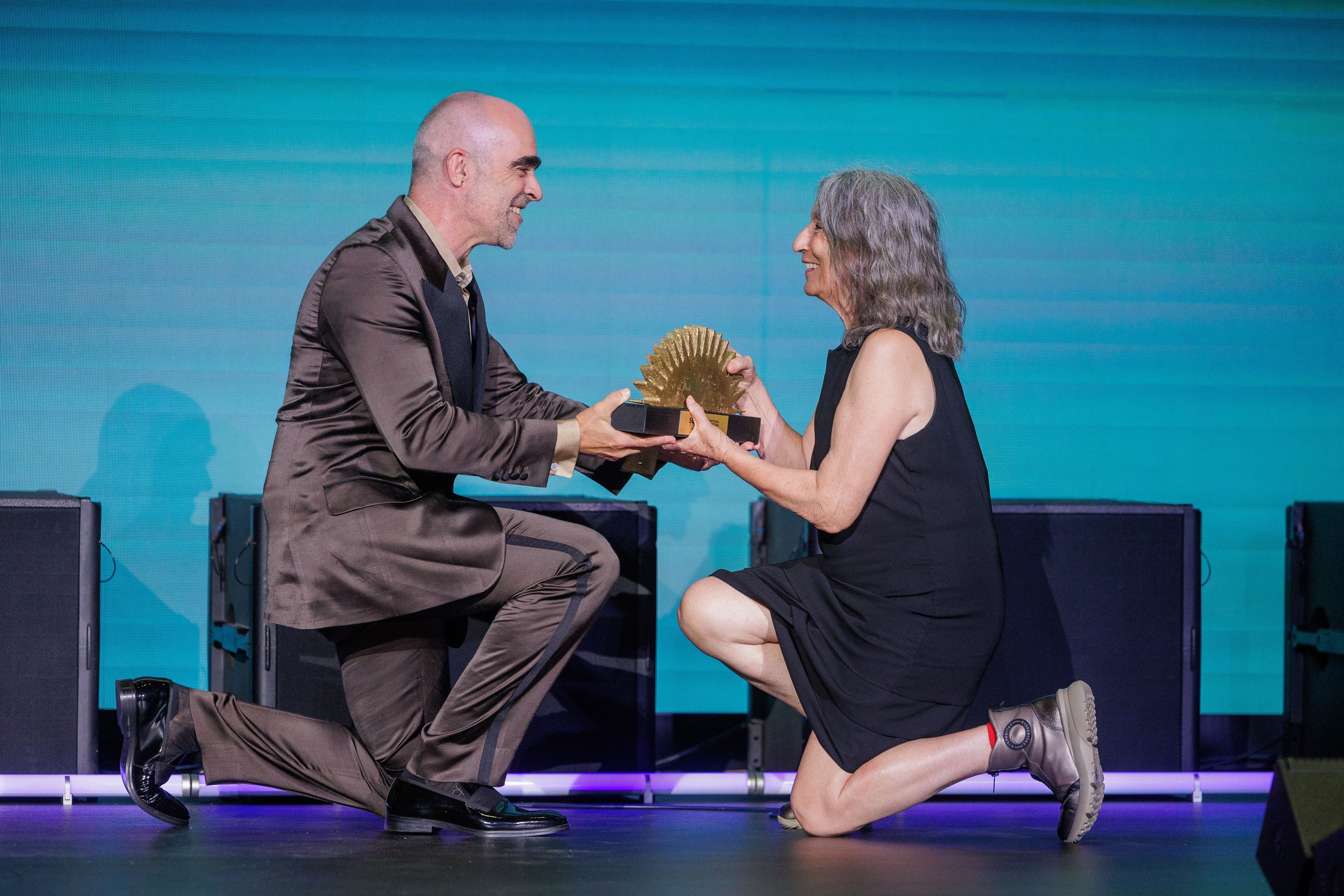 Luis Tosar entrega el Premio de Honor a Petra Martínez en la gala de inauguración del South International Series Festival