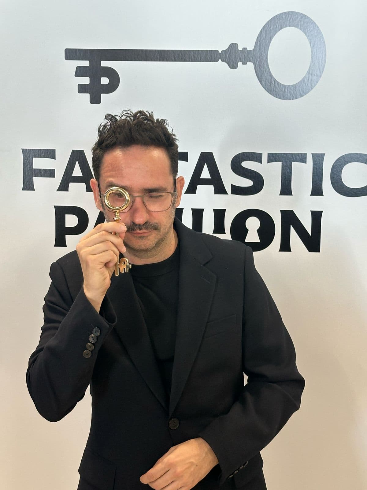 El director J. A. Bayona posa con la llave homenaje del Fantastic Pavillion en el Marché de Cannes 2025