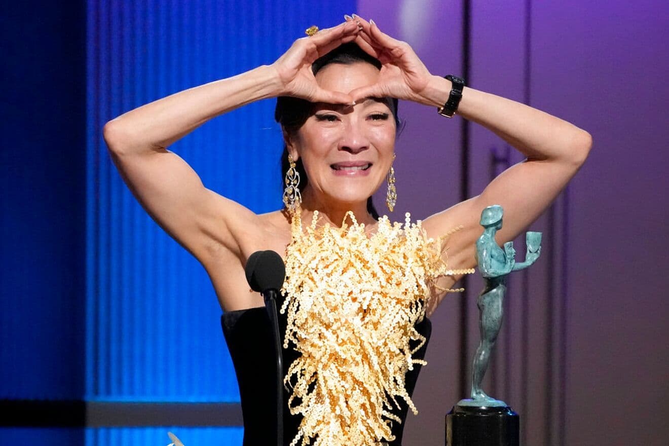 Michelle Yeoh agradece emocionada el premio del SAG en la ceremonia de 2023