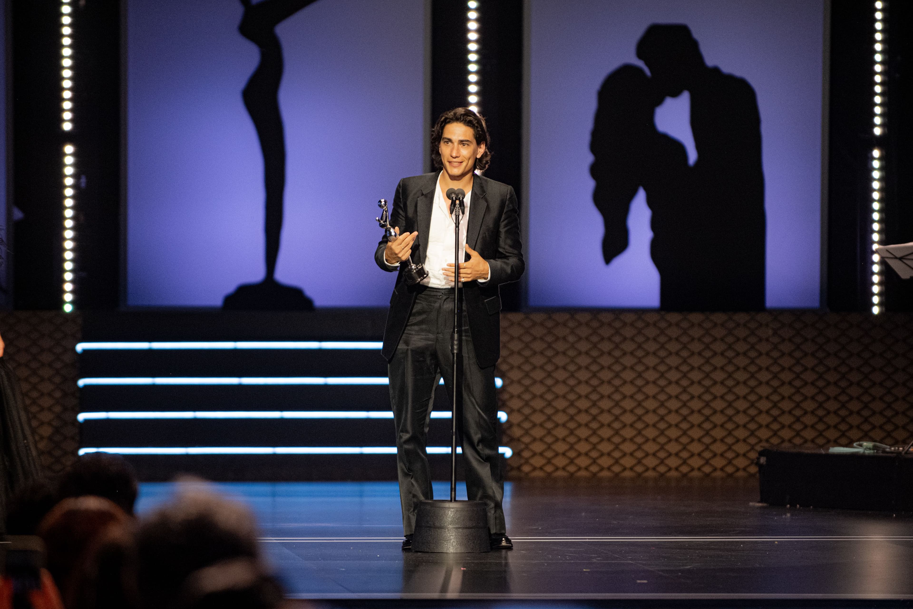 El actor Enzo Vogrincic agradece el Platino al Mejor Actor en la ceremonia de 2024