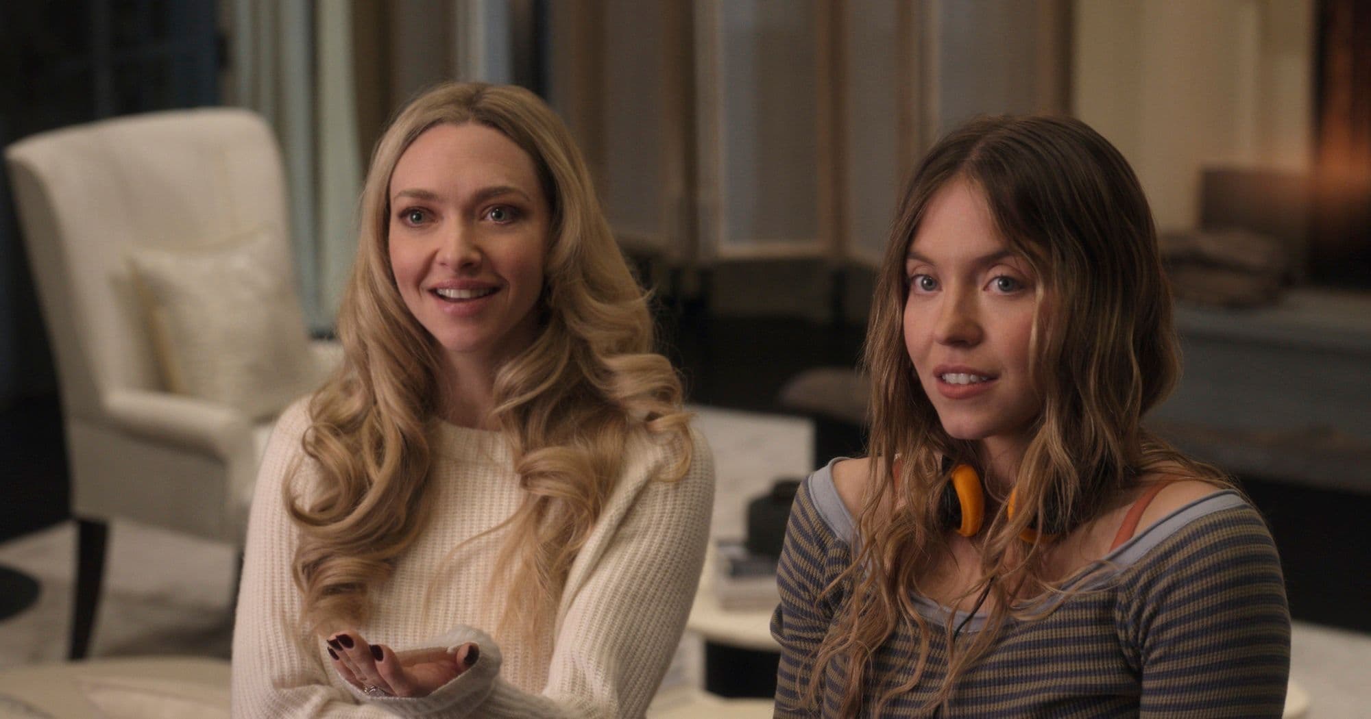 Amanda Seyfried y Sydney Sweeney en un fotograma promocional de 'La asistenta'