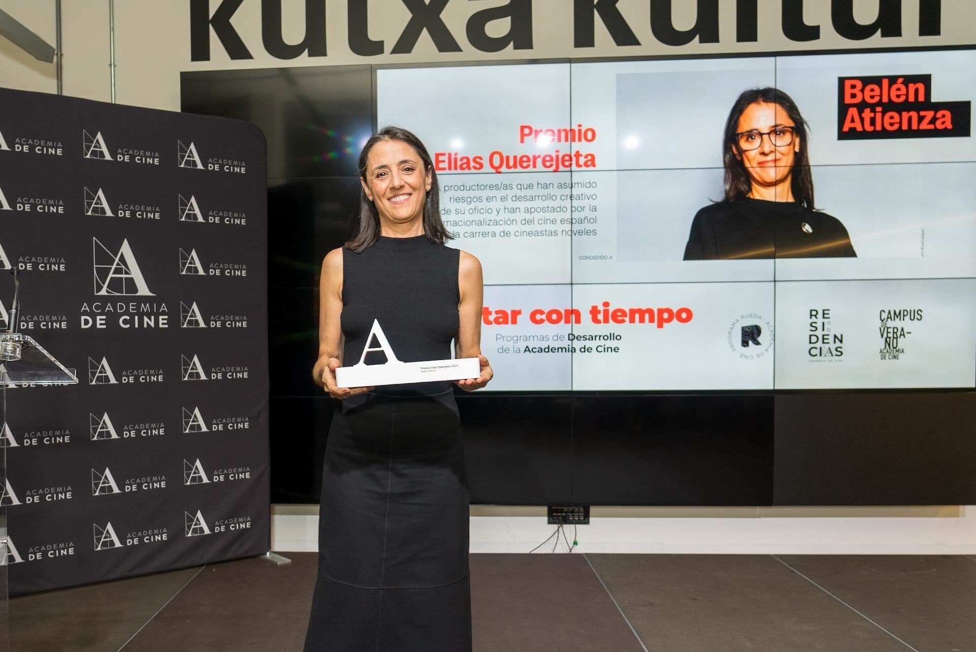 Belén Atienza posa con el Premio Elías Querejeta en reconocimiento a su trayectoria como productora
