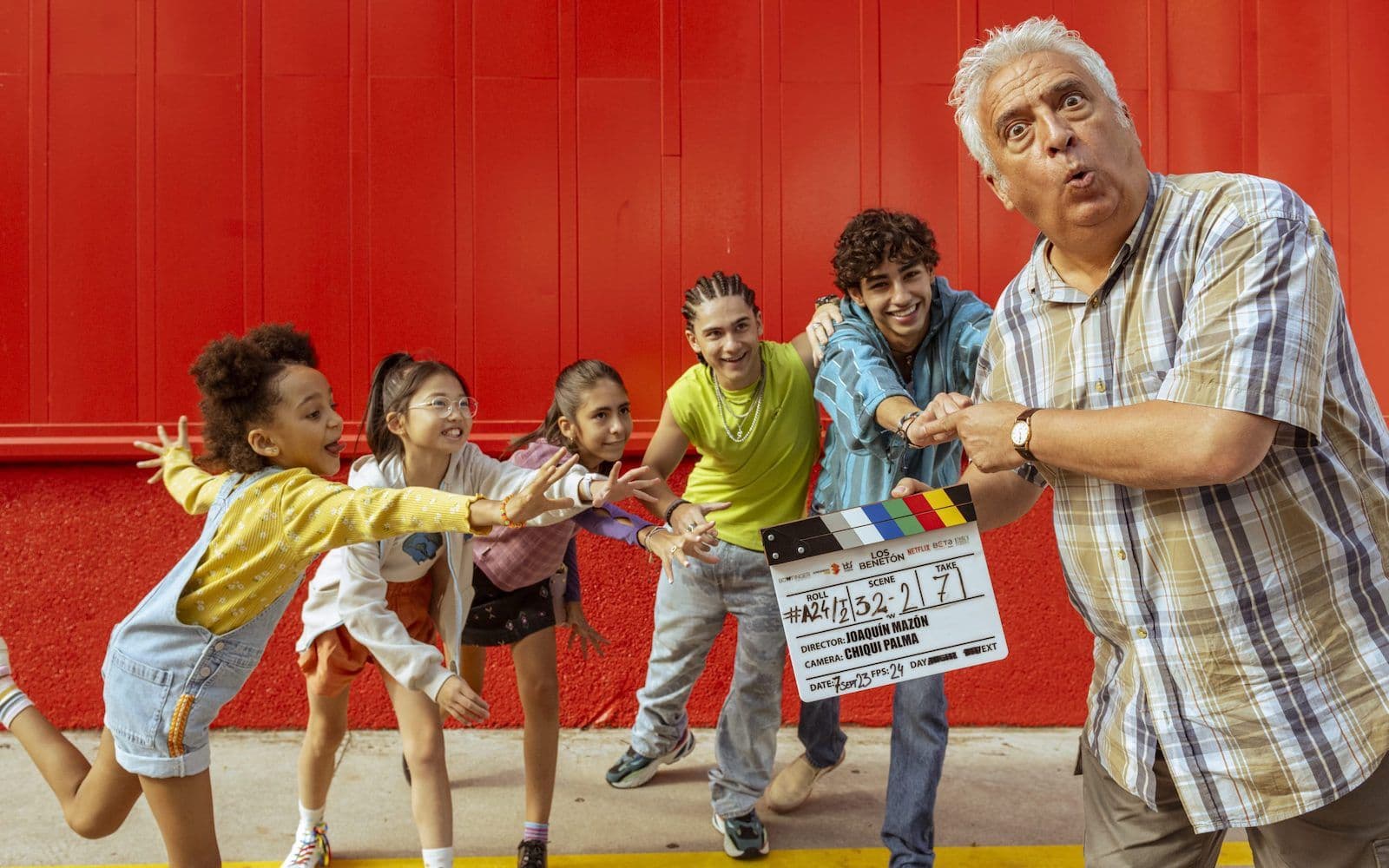 Leo Harlem y el elenco infantil de 'La familia Benetón' en una foto detrás de las cámaras del rodaje
