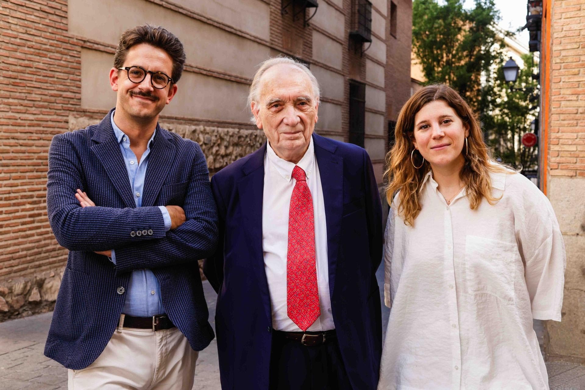 Félix Tuselll, Fernando Méndez-Leite y Ángela Cervantes posan tras la Asamblea de la Academia de Cine, en junio de 2026