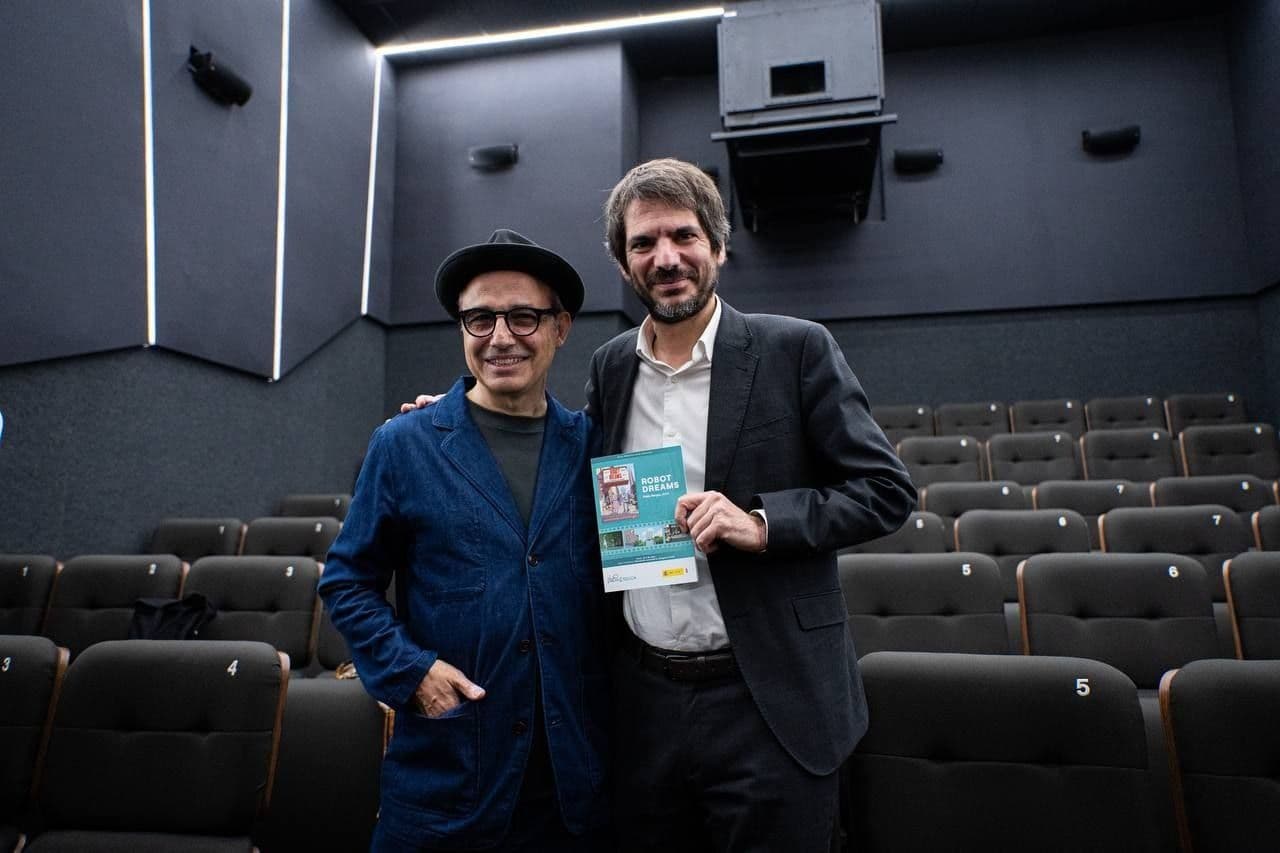 El Ministro de Cultura, Ernest Urtasun, junto al director Pablo Berger en el piloto del programa educativo 'Cine Escuela'