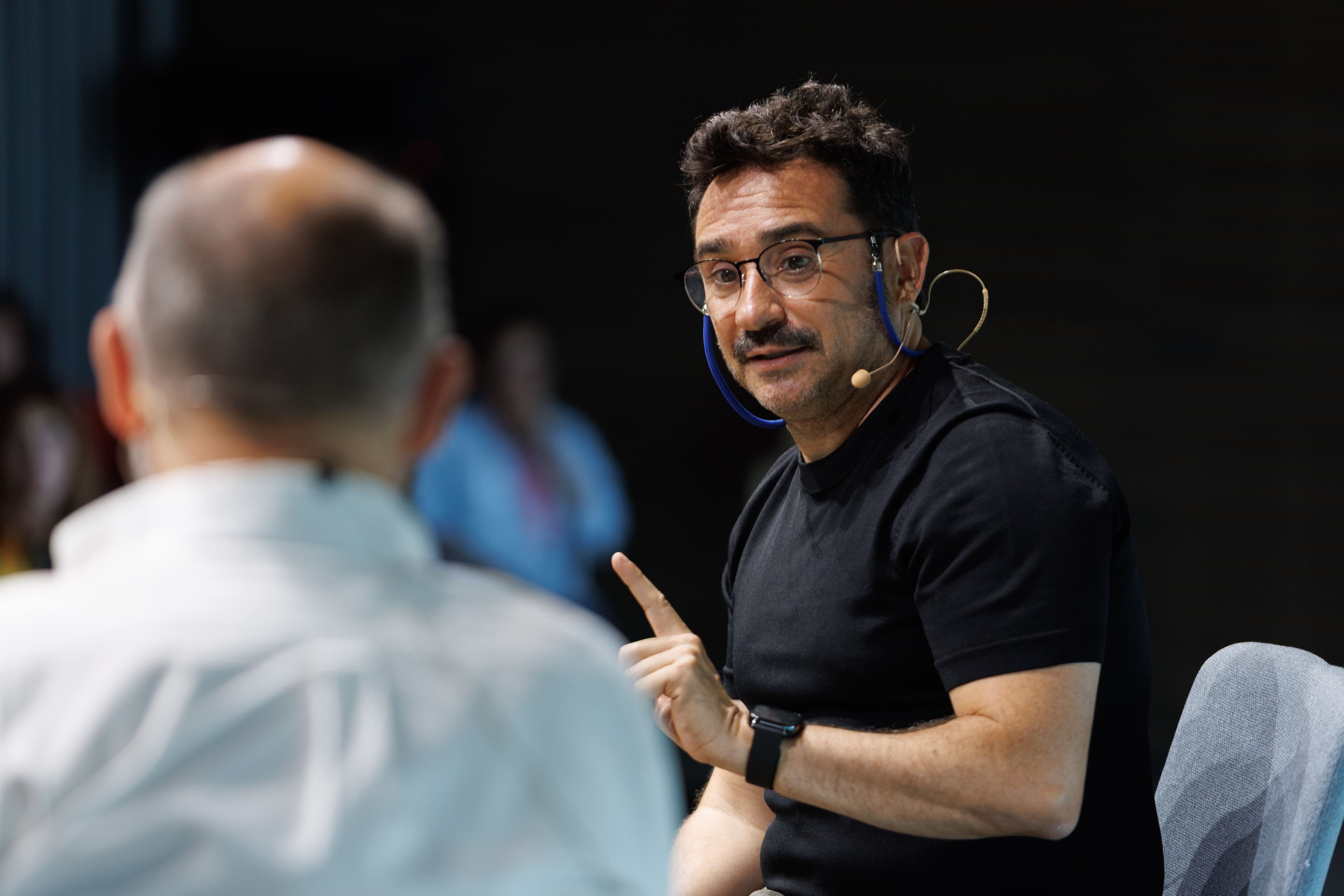 Juan Antonio Bayona, durante un coloquio con José Luis Rebordinos