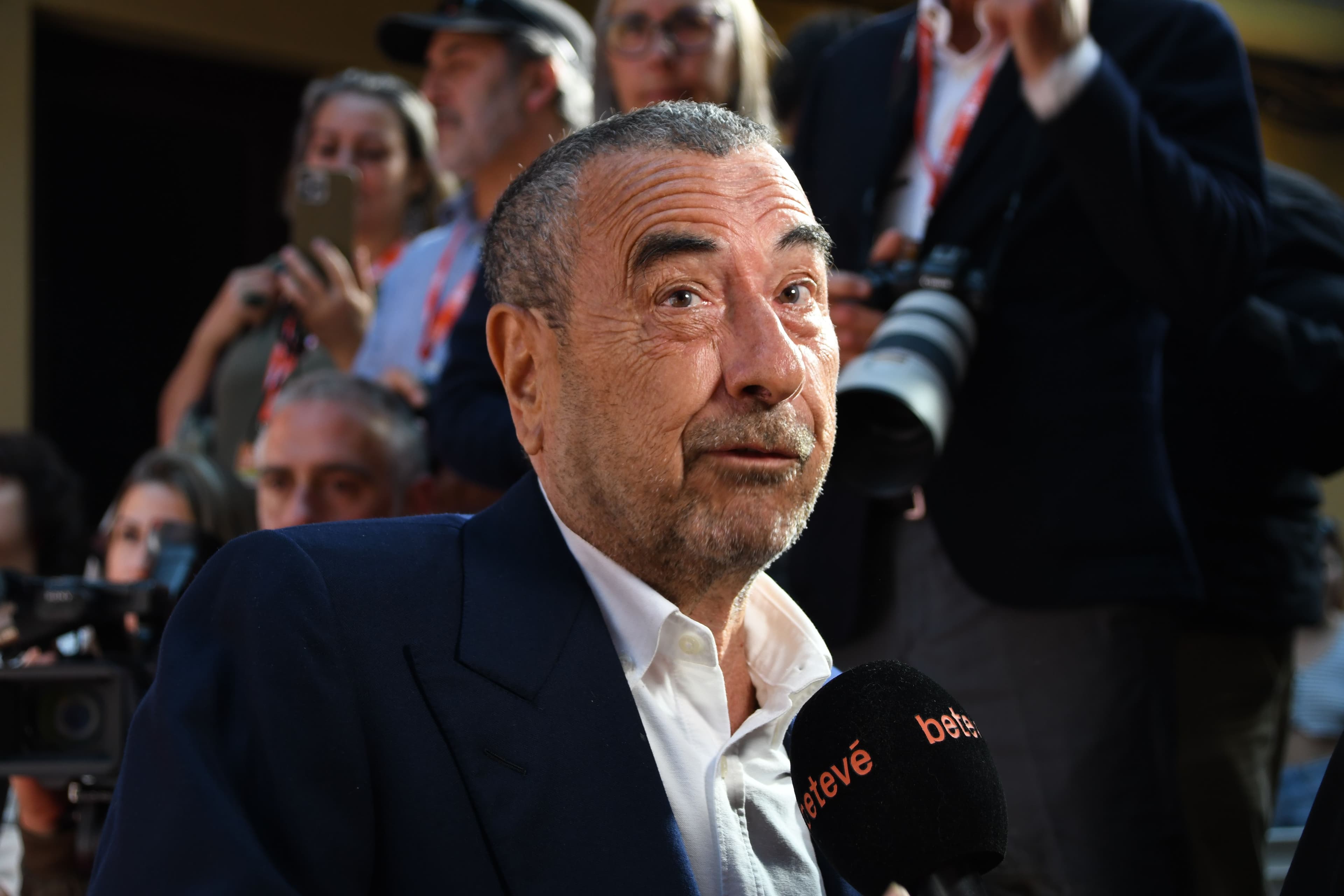 José Luis Garci en la alfombra roja del BCN Film Fest 2026, antes de recoger el Premio de Honor