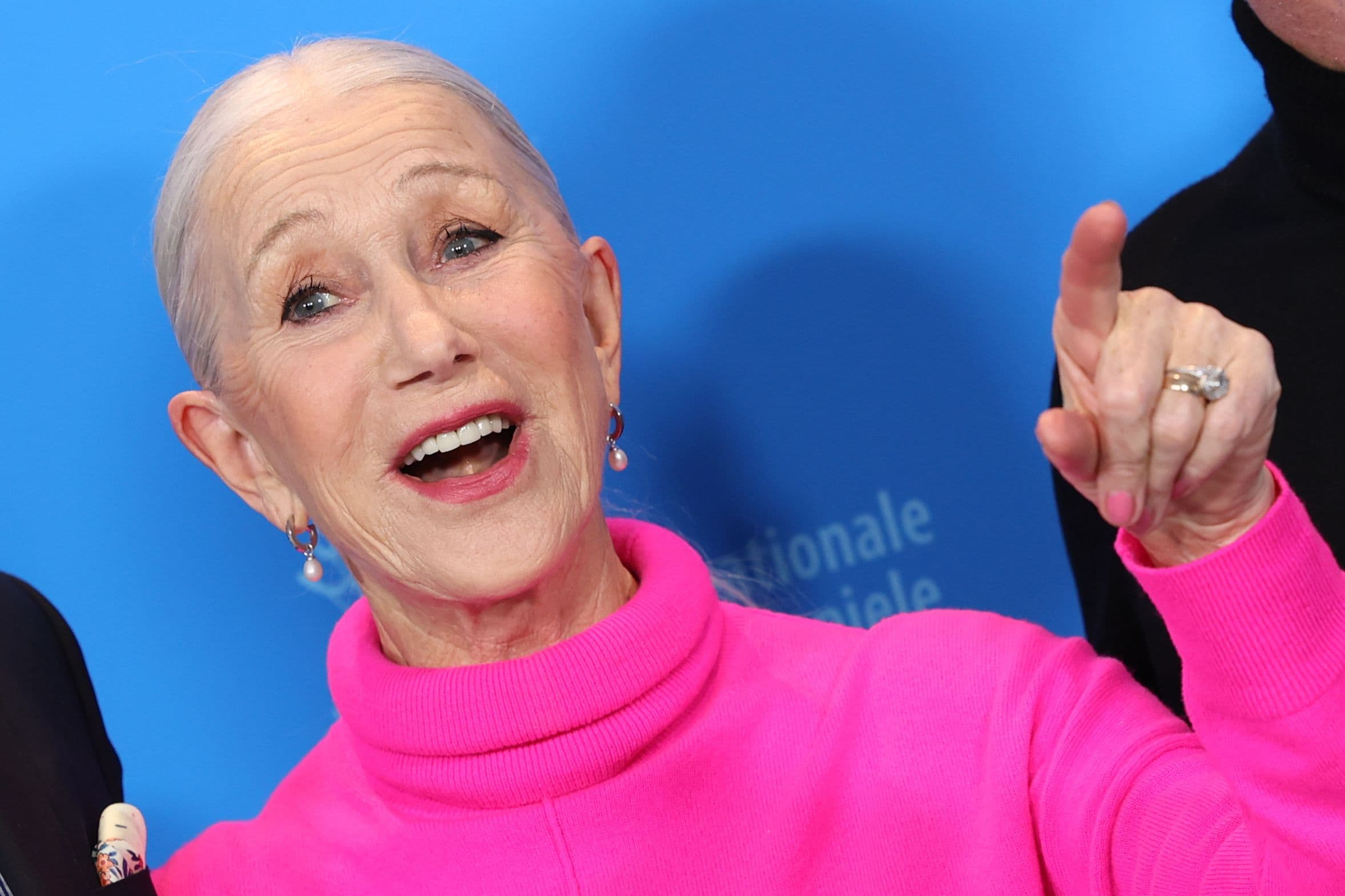 La actriz Helen Mirren bromea con los fotógrafos en la Berlinale 2023, donde presenta 'Golda'
