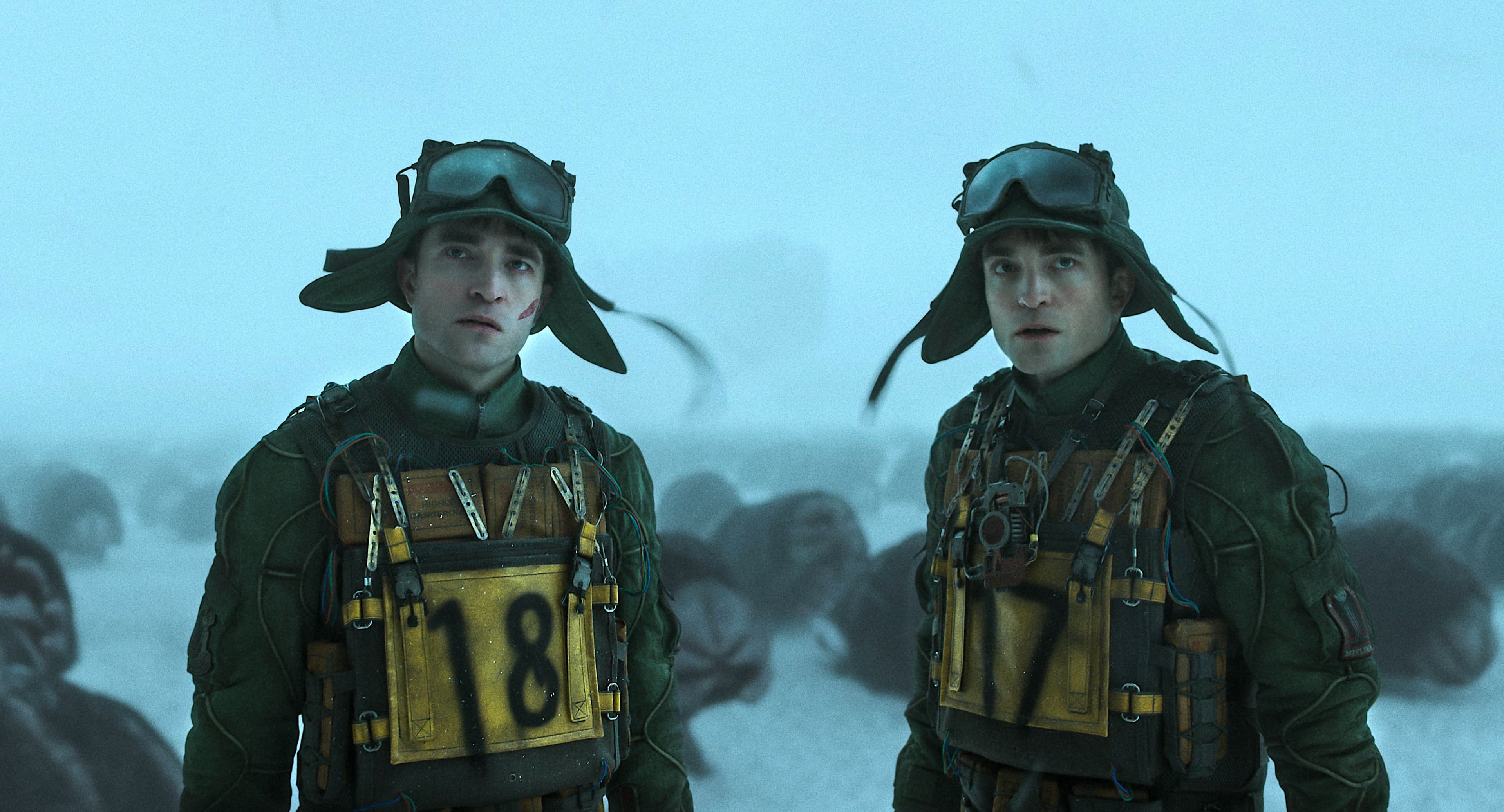 El actor Robert Pattinson, en su doble papel de la película 'Mickey 17', protagoniza una de las imágenes promocionales de la película