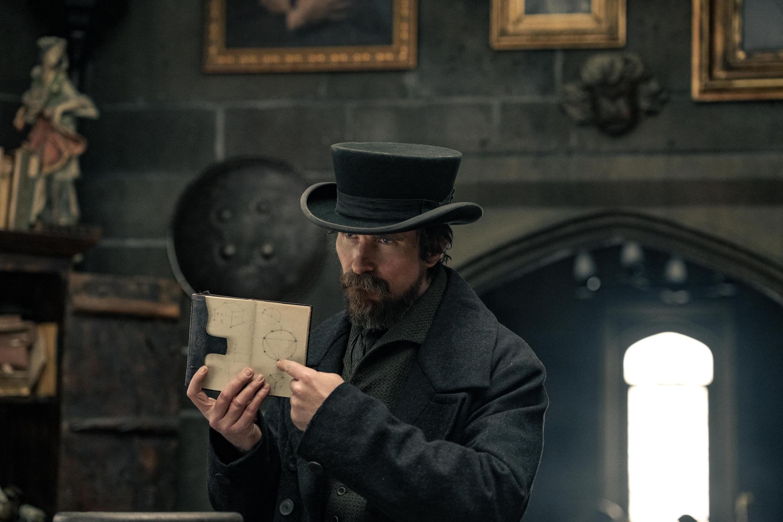 El actor Christian Bale en una imagen de producción de la película 'Los crímenes de la academia'