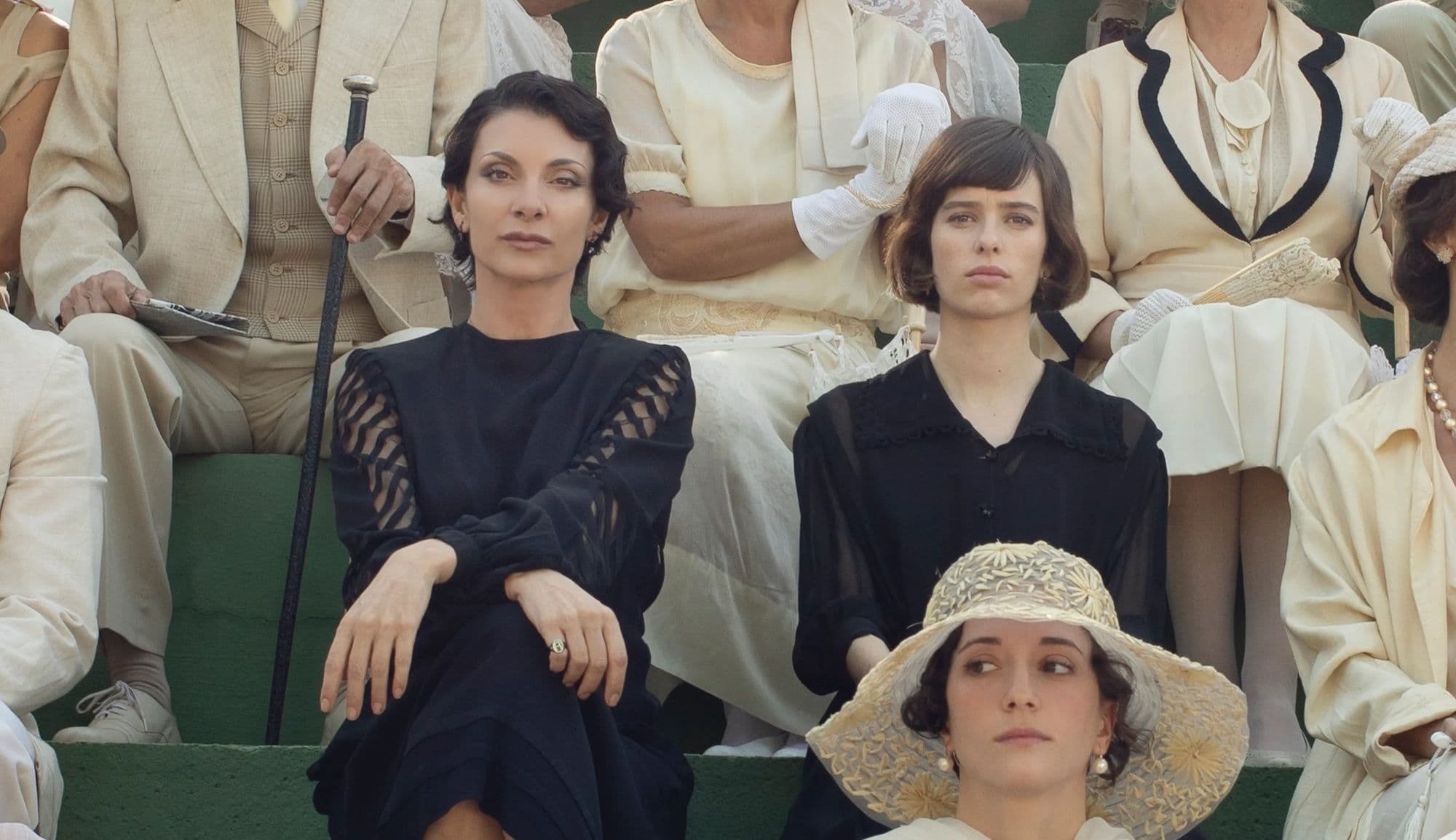 Fotografía promocional de 'La virgen roja', de Paula Ortiz, con Najwa Nimri y Alba Planas en la imagen