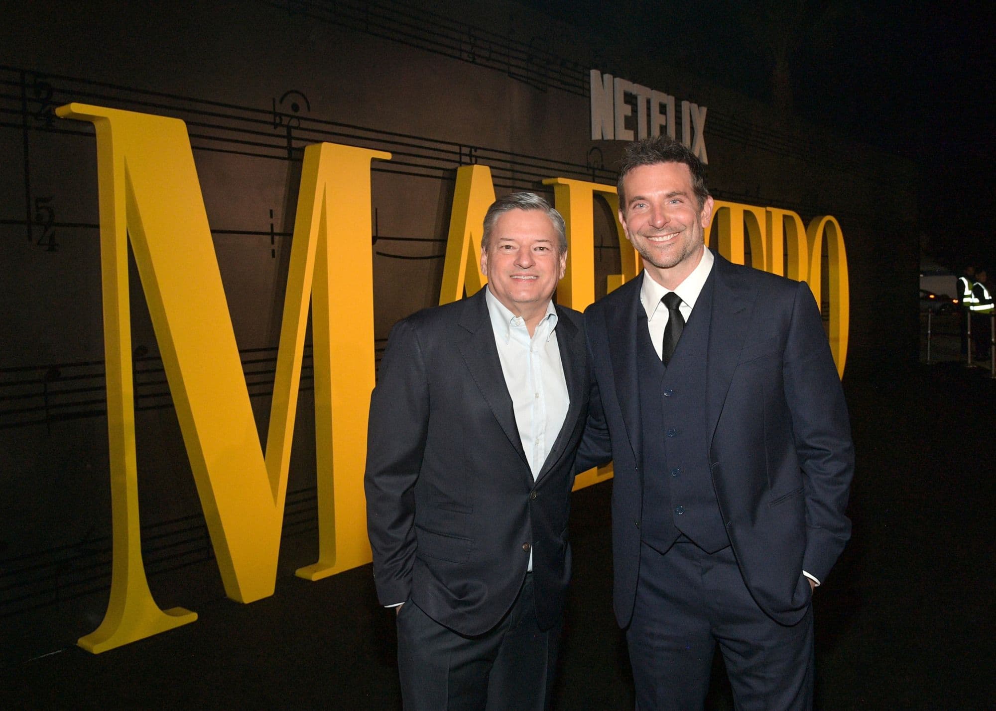 Fotografía del co-Ceo de Netflix Ted Sarandos junto al actor y director Bradley Cooper durante la presentación de 'Maestro¡ en Los Angeles