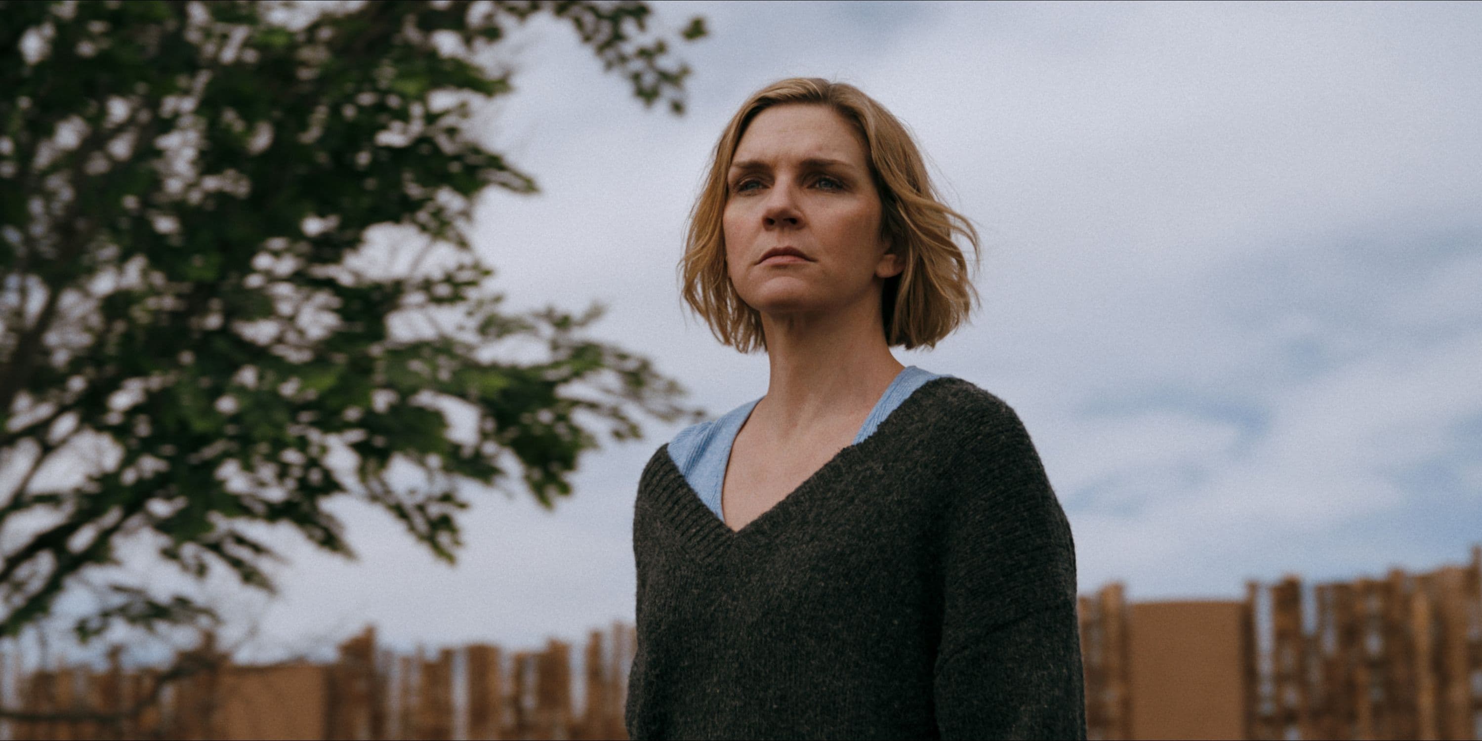 Rhea Seehorn en un fotograma de la serie 'Pluribus', de Vince Gilligan