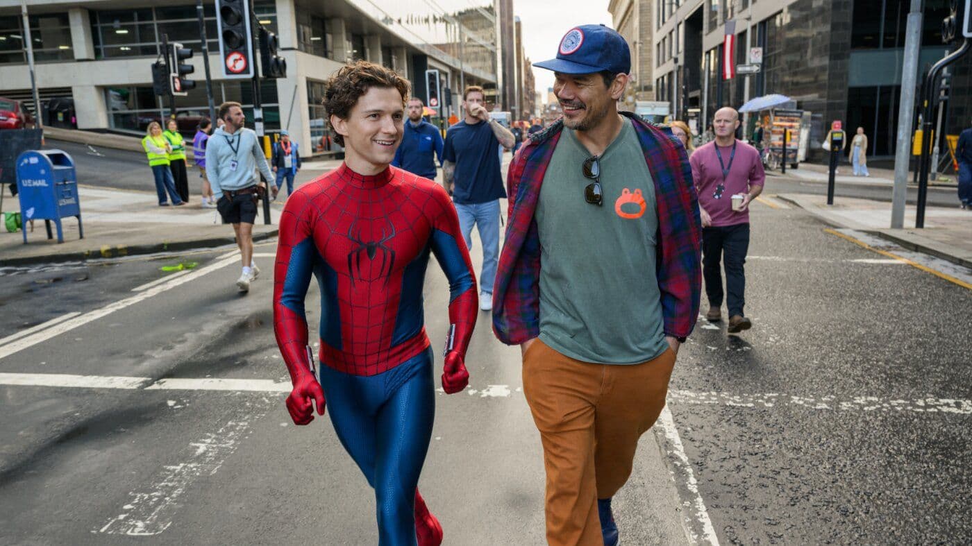 El actor Tom Holland y el director Destin Daniel Cretton durante el rodaje de 'Spider-Man: Brand New Day'