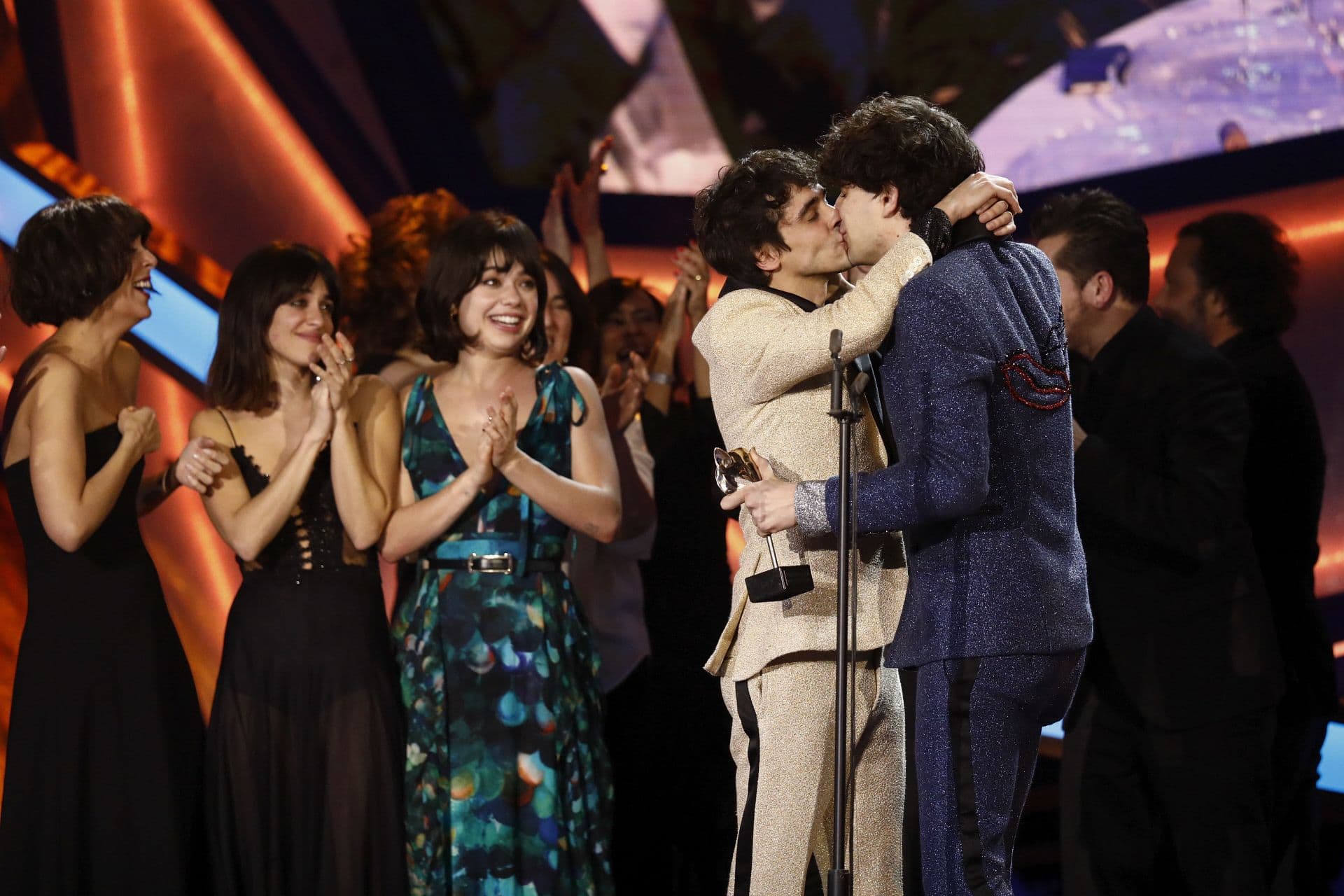 Los directores Javier Calvo y Javier Ambrossi se besan en los Premios Feroz, ante la mirada de las actrices de 'La llamada'