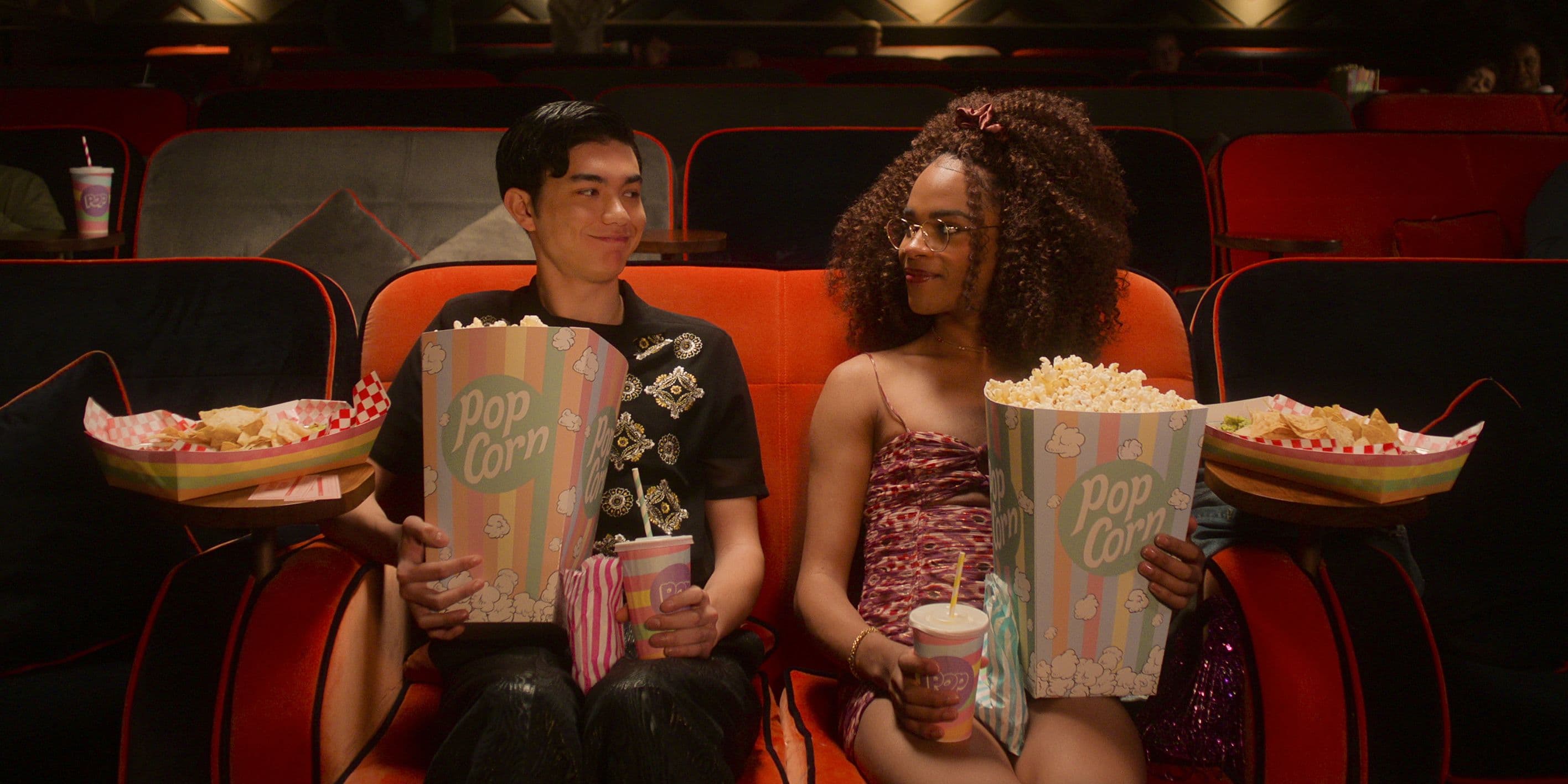 Dos de los personajes secundarios de 'Hearstopper' en una sala de cine con palomitas