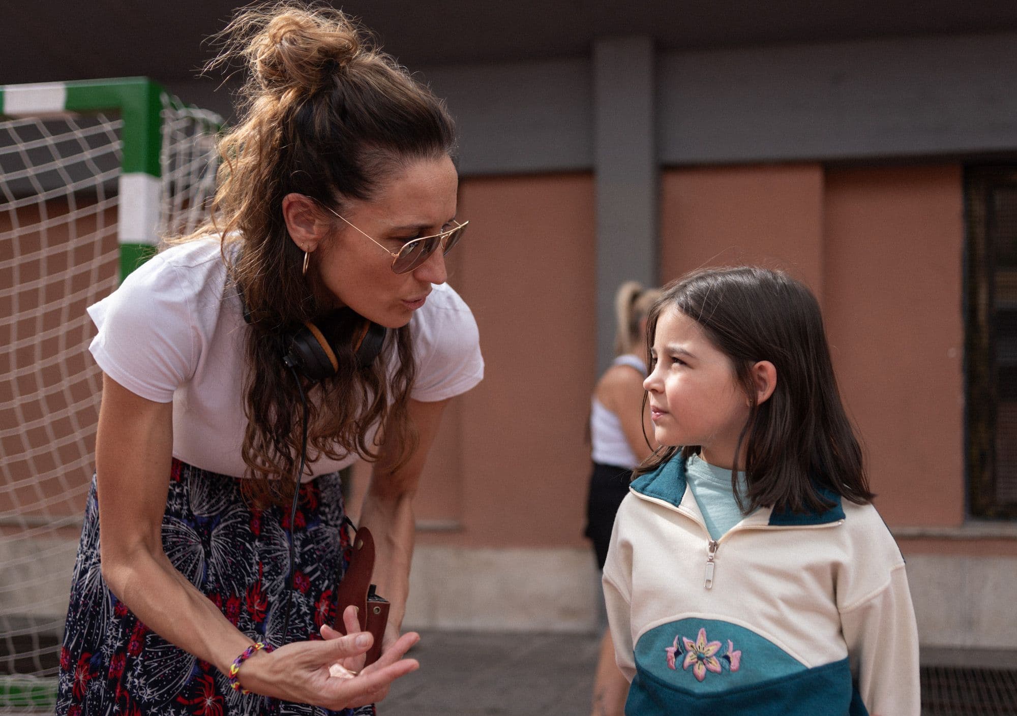 La directora Ana Asensio conversa con una de las protagonistas de 'La niña de la cabra' durante el rodaje