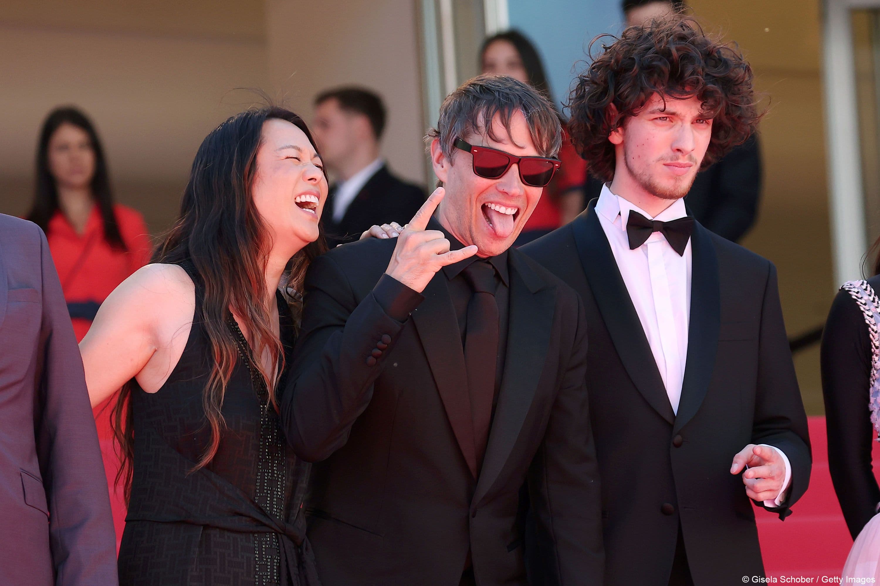El director Sean Baker, rodeado por parte del equipo de 'Anora', en la alfombra roja de Cannes 2024