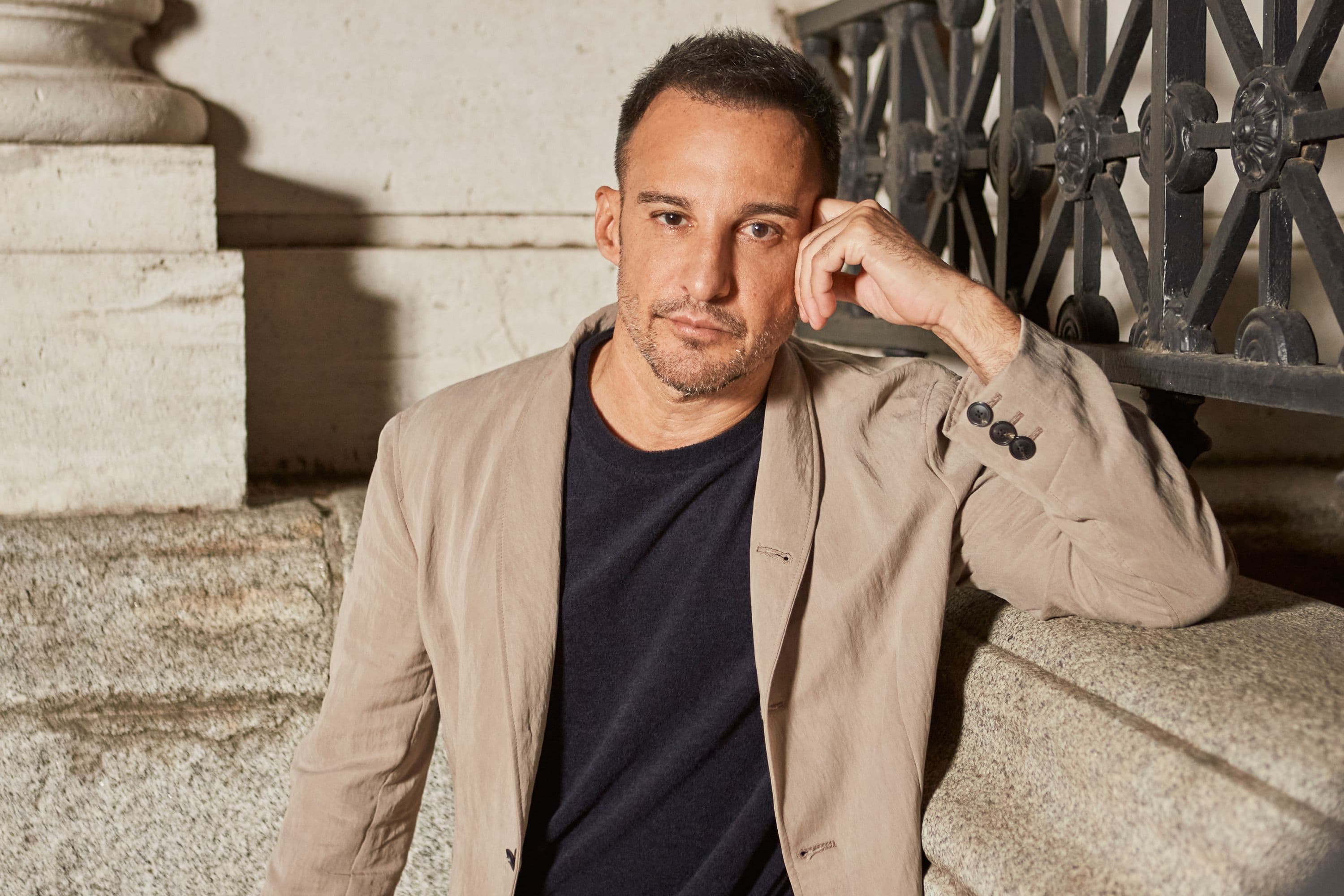 El director, guionista y compositor Alejandro Amenábar posa en un acto promocional de su película 'El cautivo'
