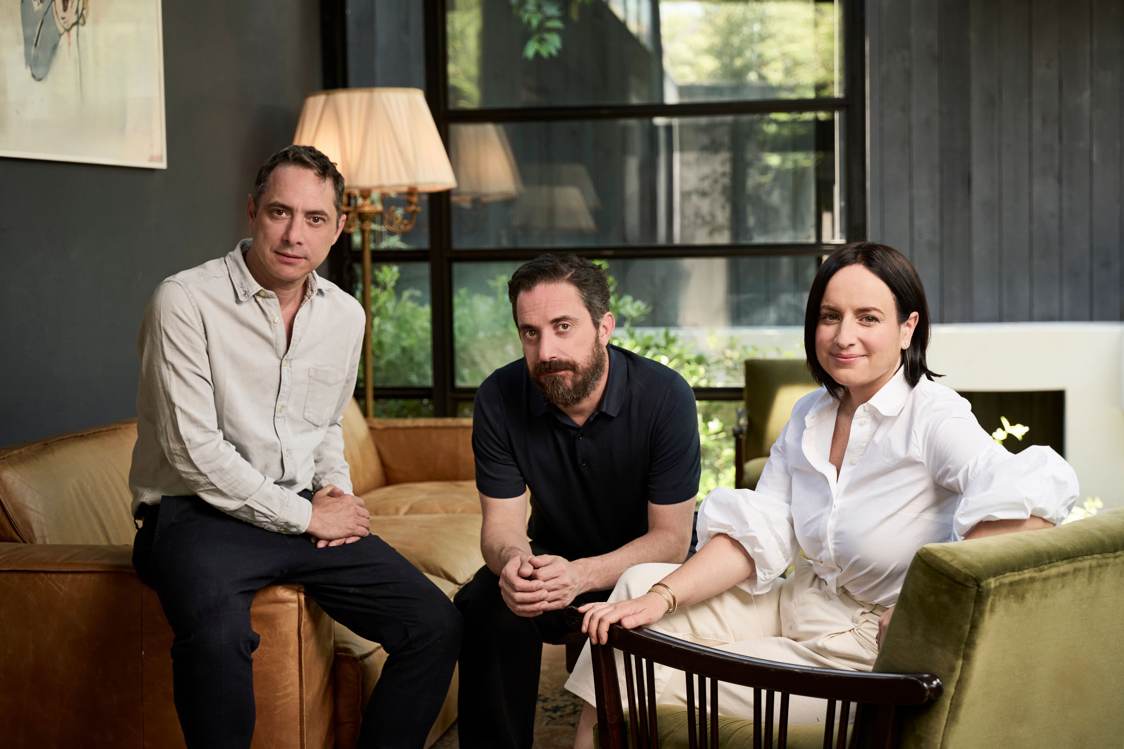 Maite Alberdi (dcha.) junto a los productores de 'El lugar de la otra', Juan de Dios y Pablo Larraín