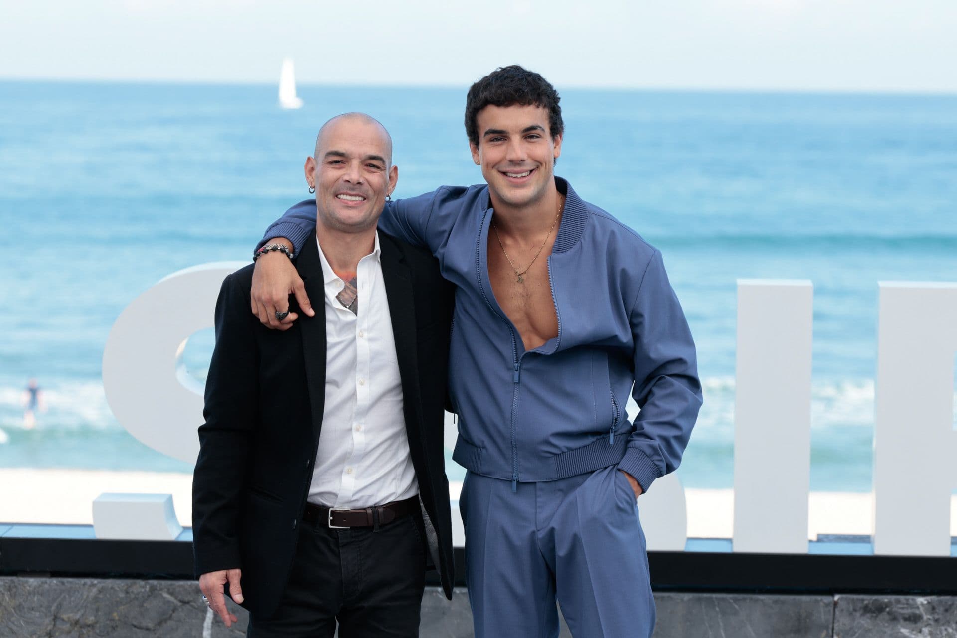 Gervasio Deferr (izda.), el gimnasta en el que se basa la serie 'El gran salto', junto a su protagonista, Óscar Casas
