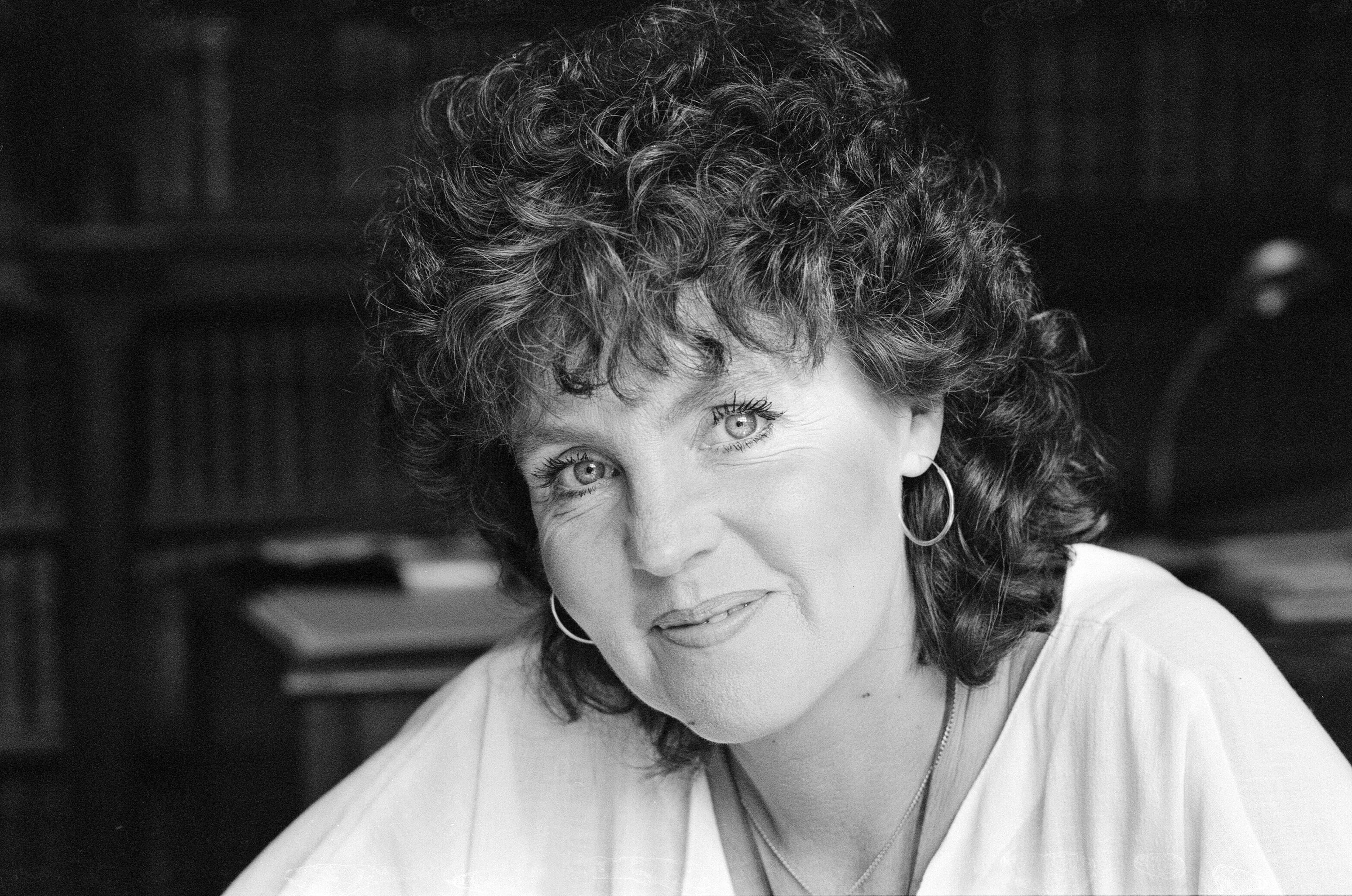 La actriz Pauline Collins en el set de rodaje de la miniserie británica 'The Black Tower' en 1985