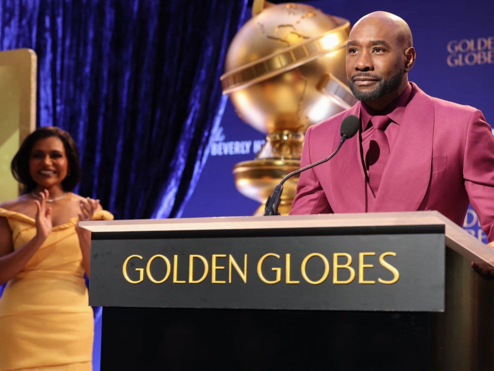 Los actores Mindy Kaling y Morris Chestnut, durante la lectura de nominaciones de los Globos de Oro 2025