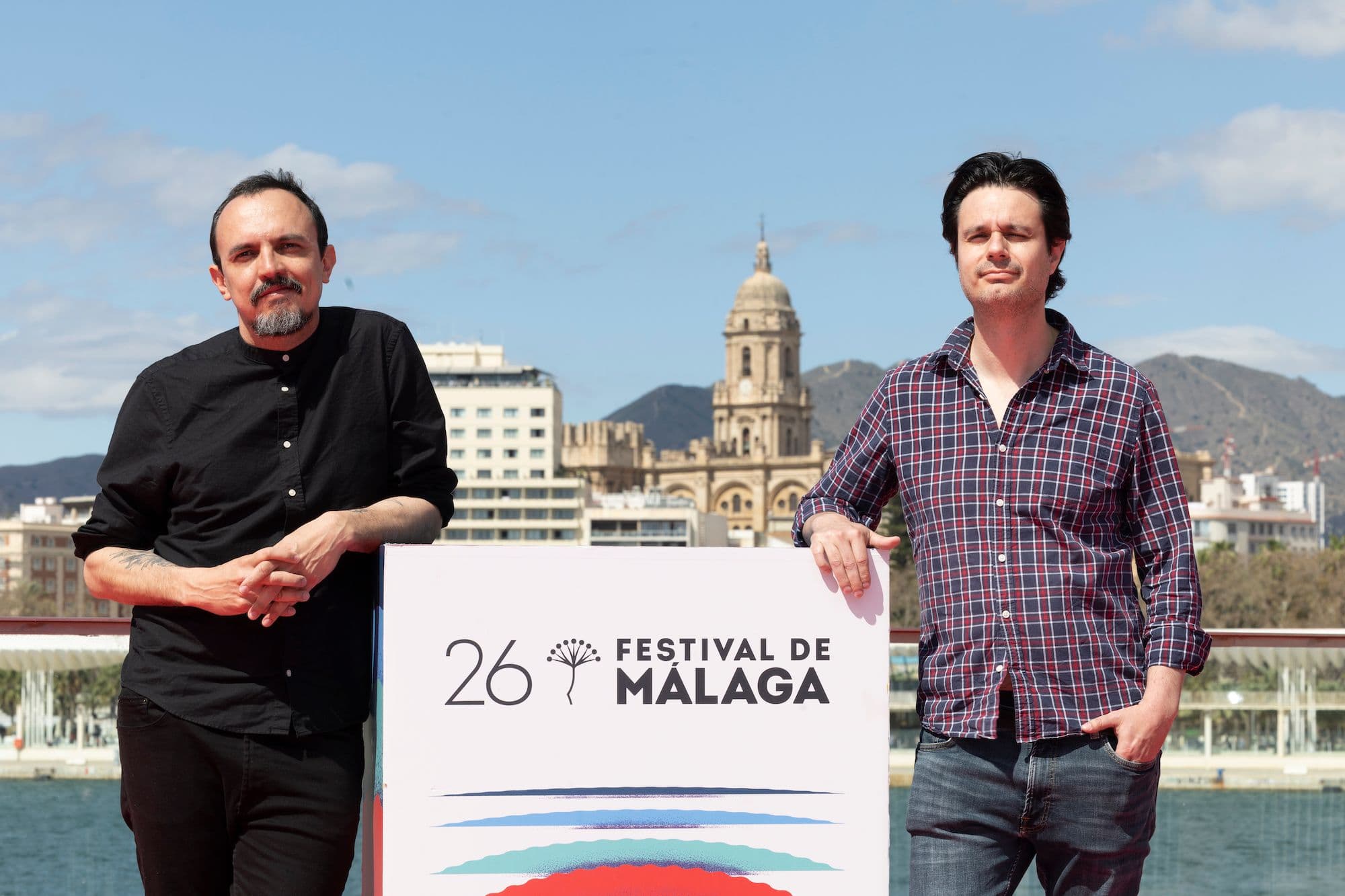 Juan Sebastián Vásquez y Alejandro Rojas, directores de la película 'Upon Entry', en el photocall del Festival de Málaga