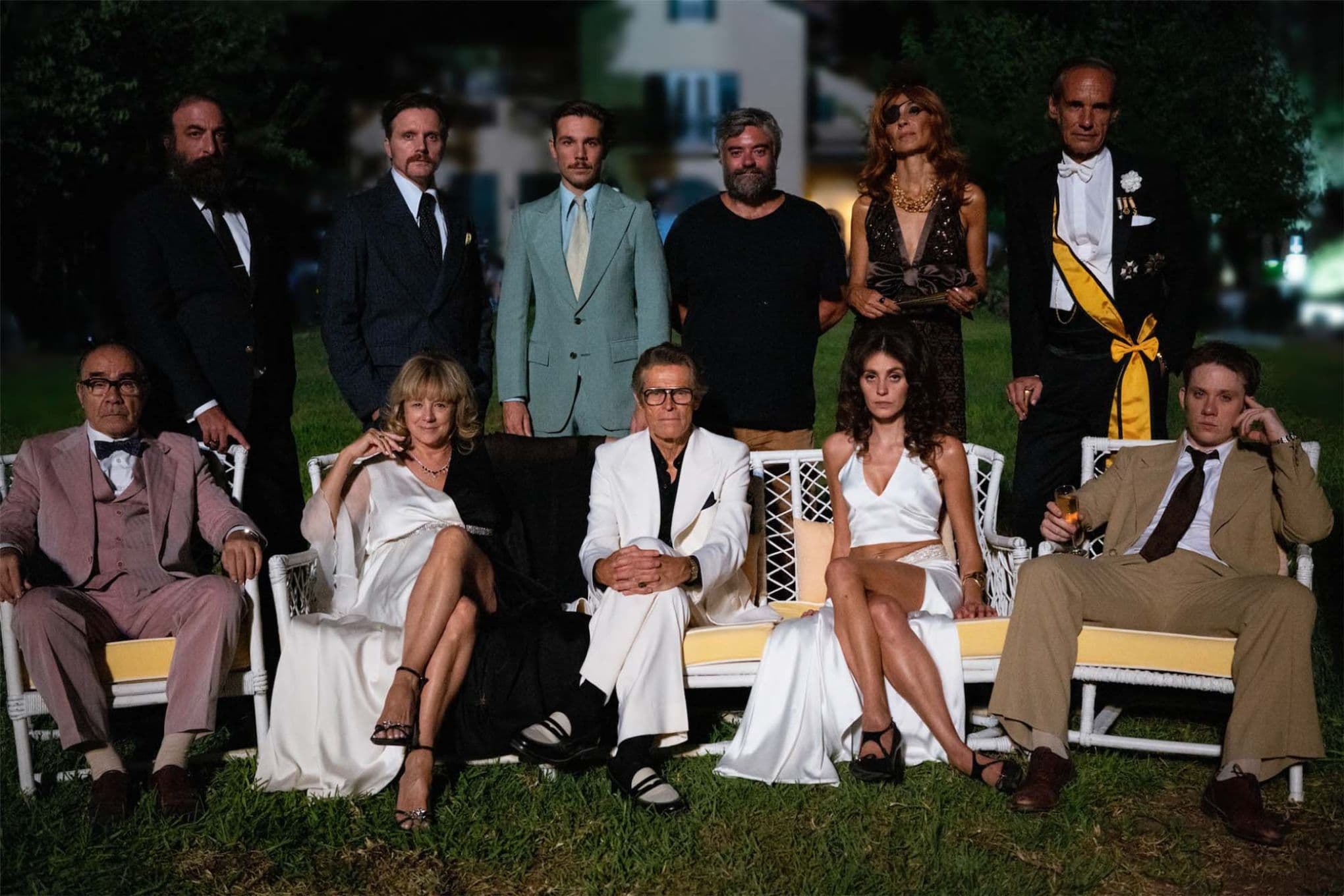 Willem Dafoe, Emma Suárez, Joe Cole, Vic Carmen Sonne, Christos Stergioglou, Carlos Cuevas, Antonis Tsiotsiopoulos, Francesc Garrido, Maria Pau Pigem, Pelle Heikkilä, Elsa Lekkakou en una imagen de 'The birthday party'