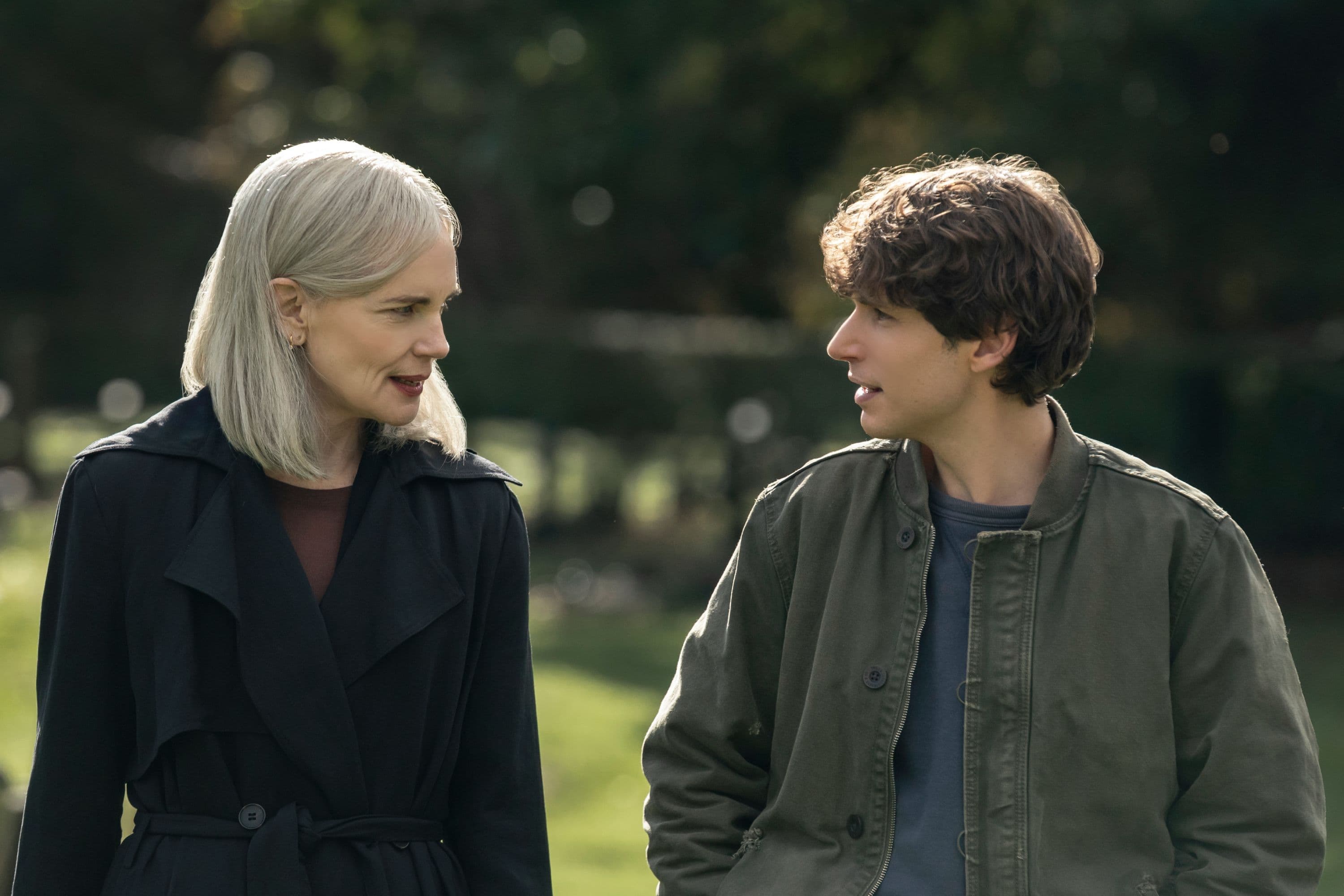 Elizabeth McGovern y Nicholas Denton en un fotograma de la serie 'Talamasca: La orden secreta'