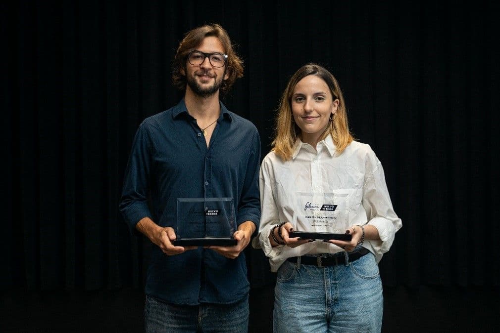 Lucas Parra y Marina Figueras posan con su trofeo de los Premios Filmax Presenta: Nuevo Terror por el proyecto Brucólacos