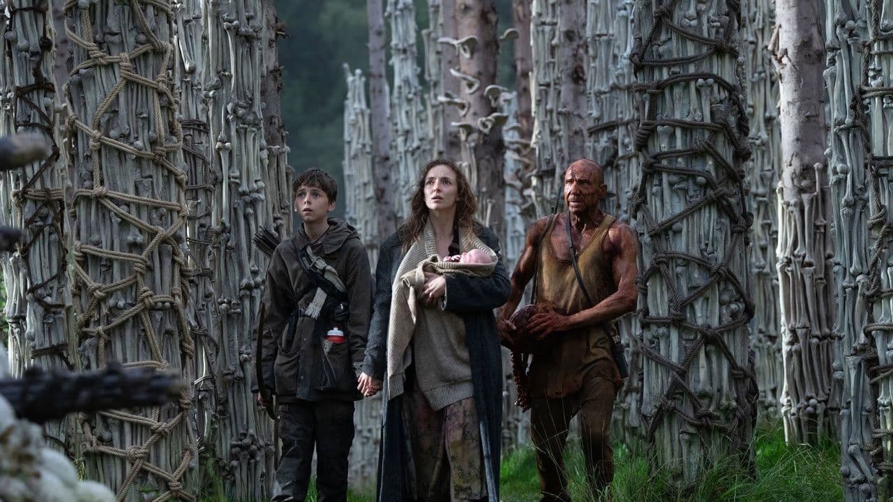 Alfie Williams, Jodie Corner y Ralph Fiennes en una imagen promocional de '28 años después'