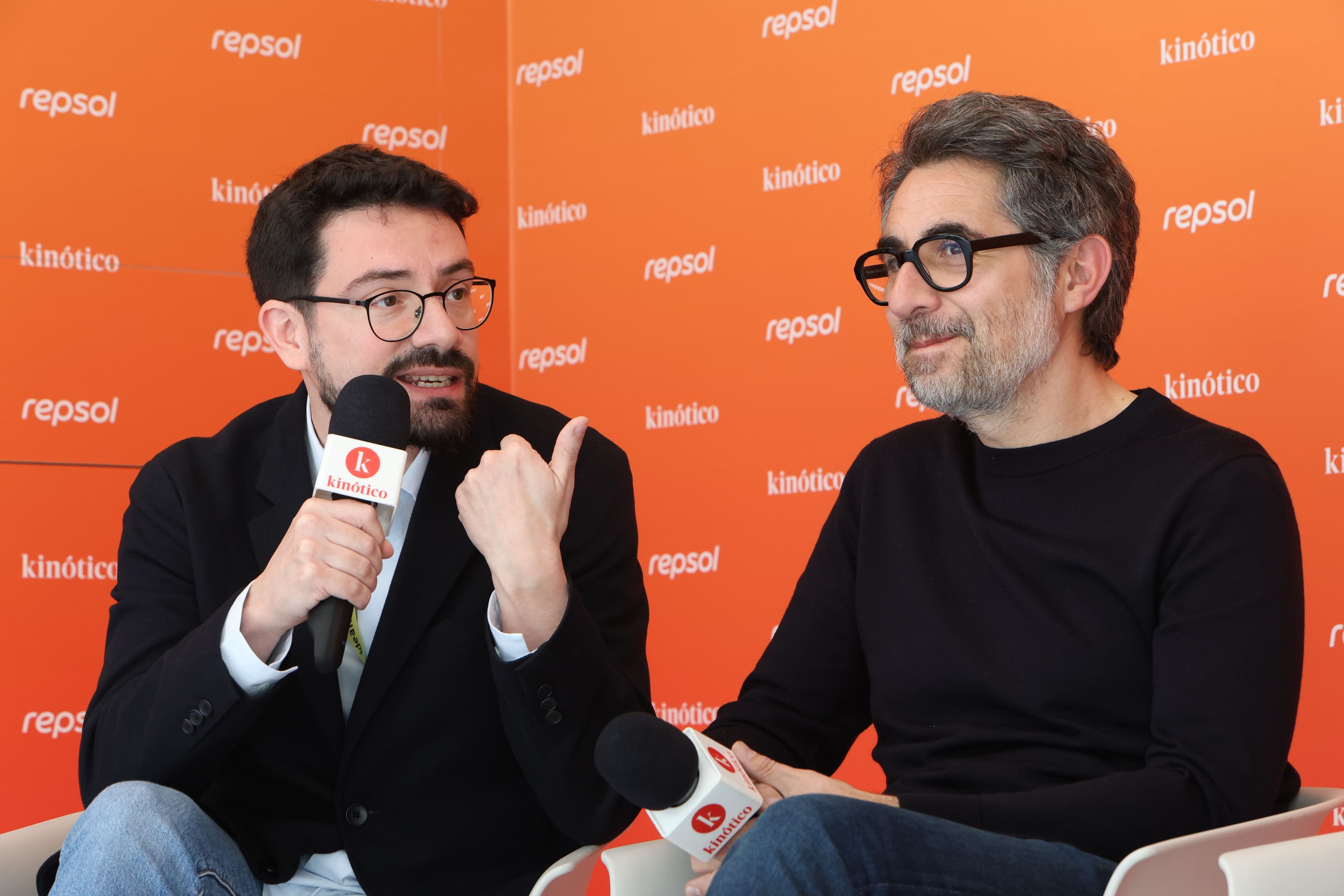 Carlo Padial y Berto Romero presentando 'Pizza Movies' en el set de Kinótico en el Festival de Málaga 2026