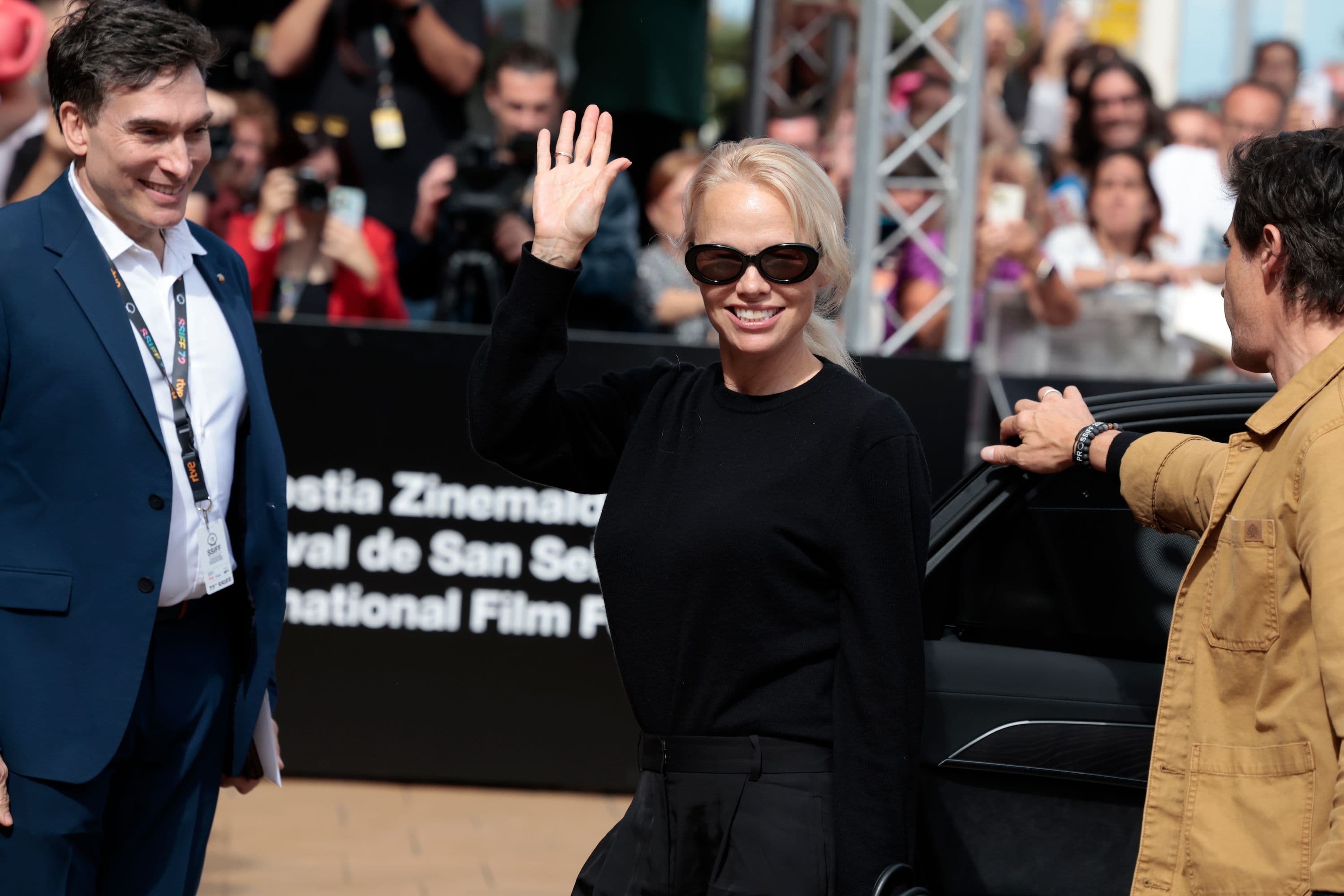 La actriz Pamela Anderson, a su llegada al Hotel María Cristina durante el Festival de San Sebastián 2024