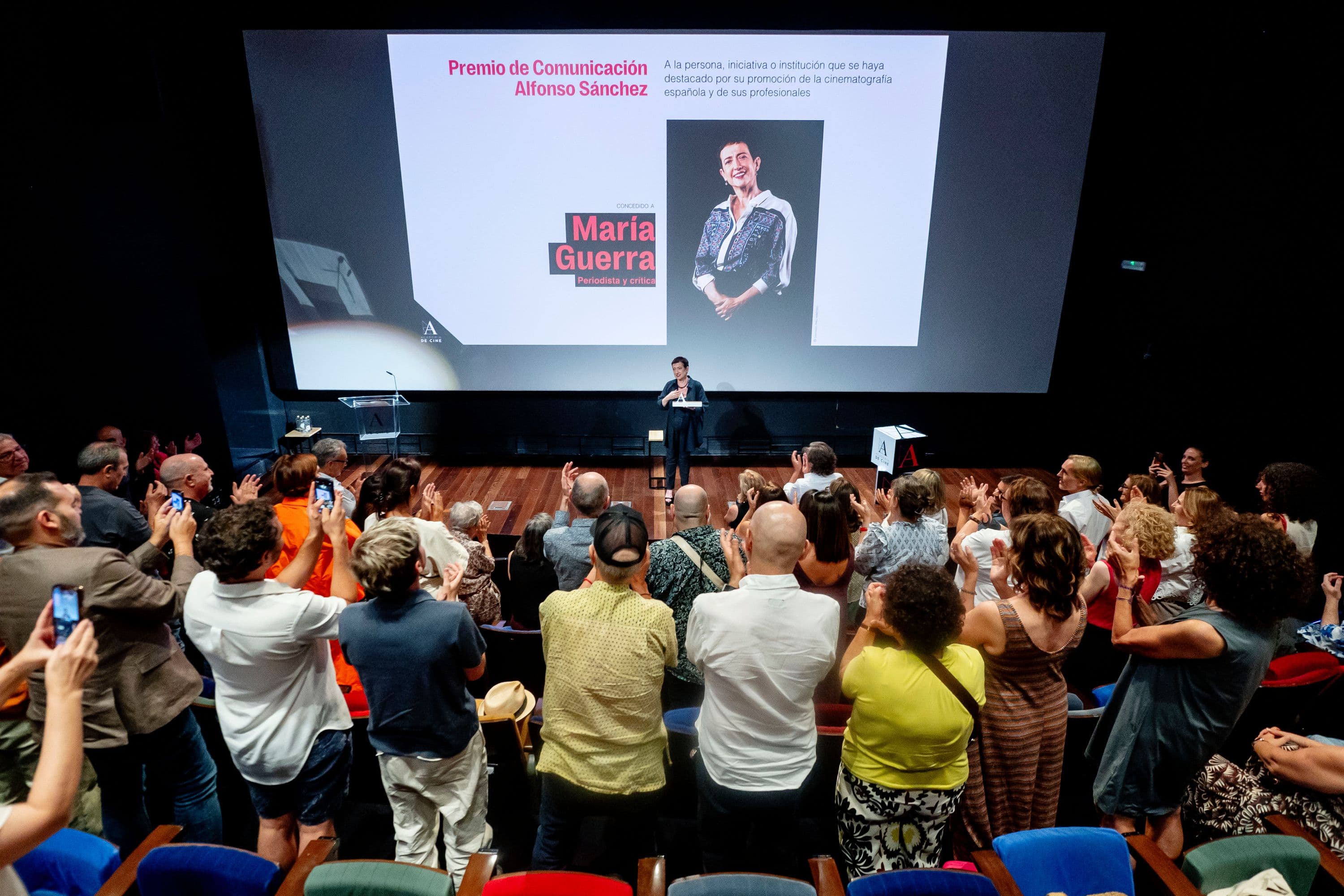 Los asistentes a la entrega del Premio de Comunicación Alfonso Sánchez 2025 a María Guerra en la Academia de Cine