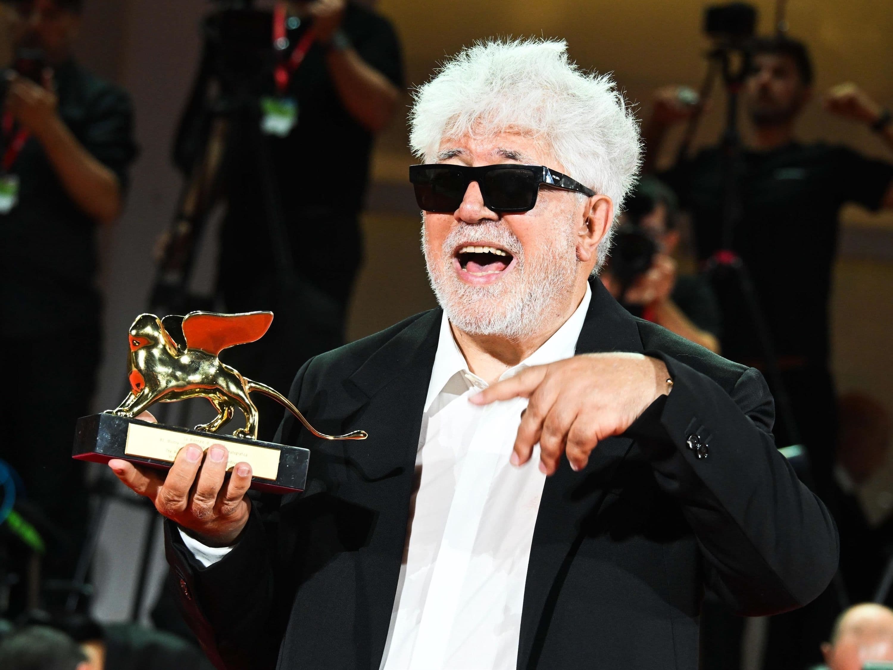 Pedro Almodóvar posa con el León de Oro de la Mostra de Venecia 2024 por 'La habitación de al lado'