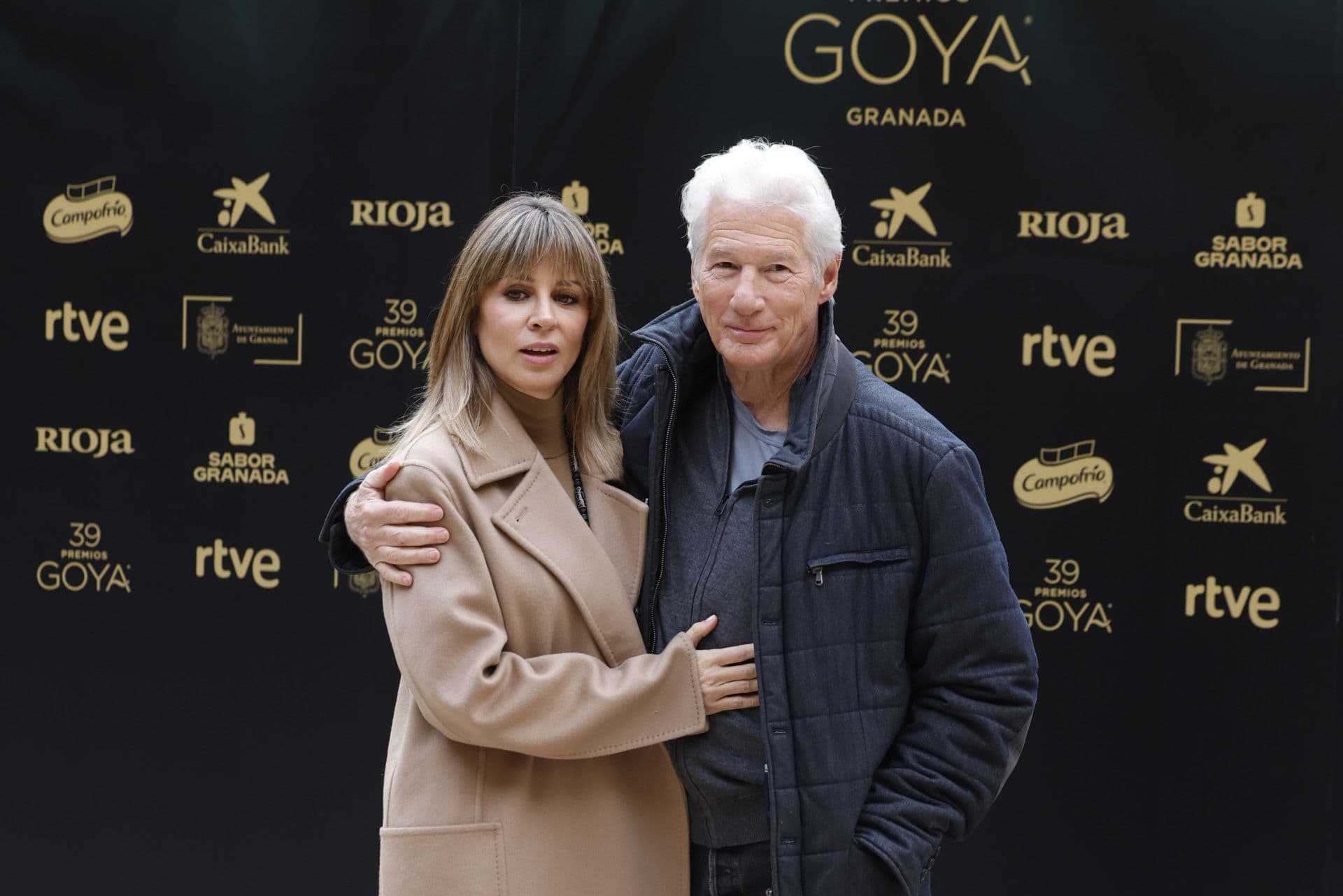 Richard Gere y Alejandra Silva a su llegada a la Alhambra, en el marco de los Premios Goya 2025