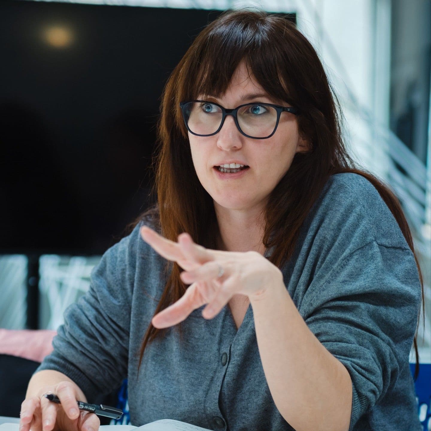 Natalia Marín, directora del cortometraje 'Crónica del cansancio', en una imagen de las mentorías de la 8ª edición de La Incubadora en abril de 2025