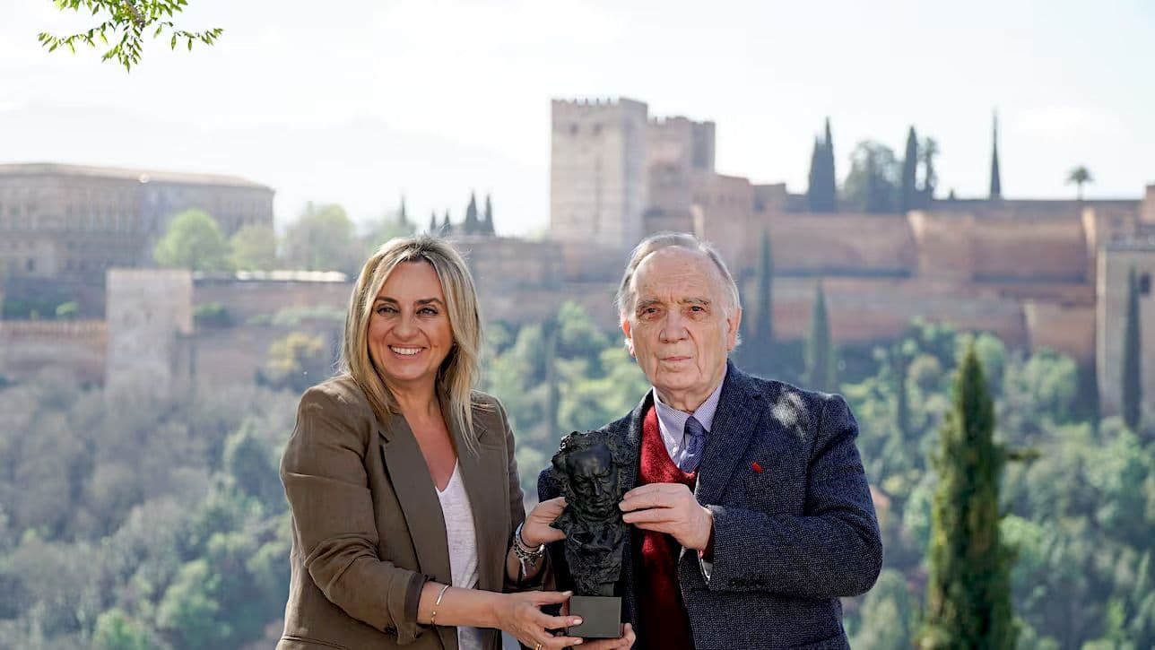 La alcaldesa de Granada, Marifrán Carazo, y el presidente de la Academia de Cine, Fernando Méndez Leite, posan con un Goya ante la Alhambra
