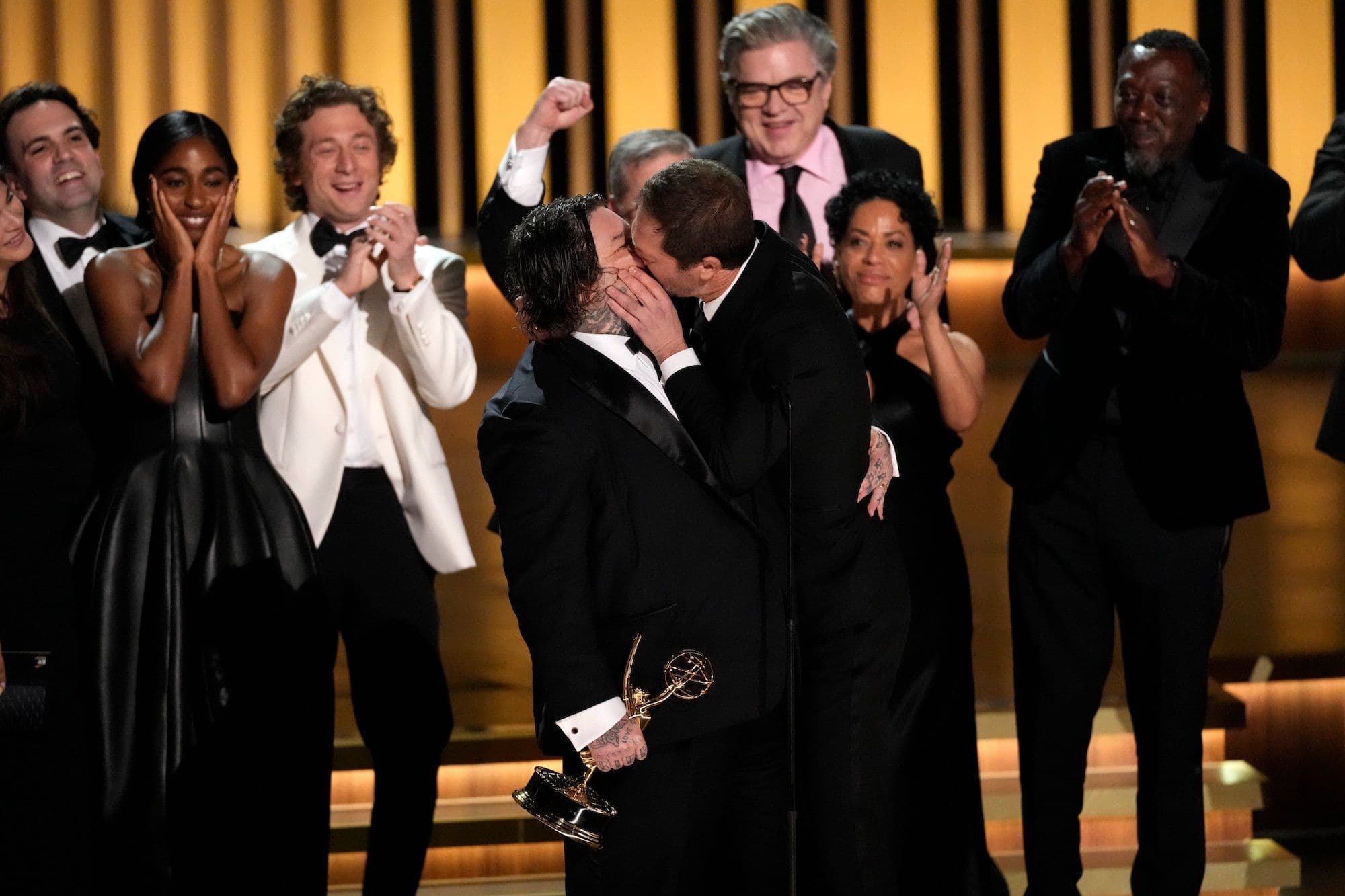 Ebon Moss-Bachrach besa a Matty Matheson celebrando el EMMY junto al reparto de 'The Bear'