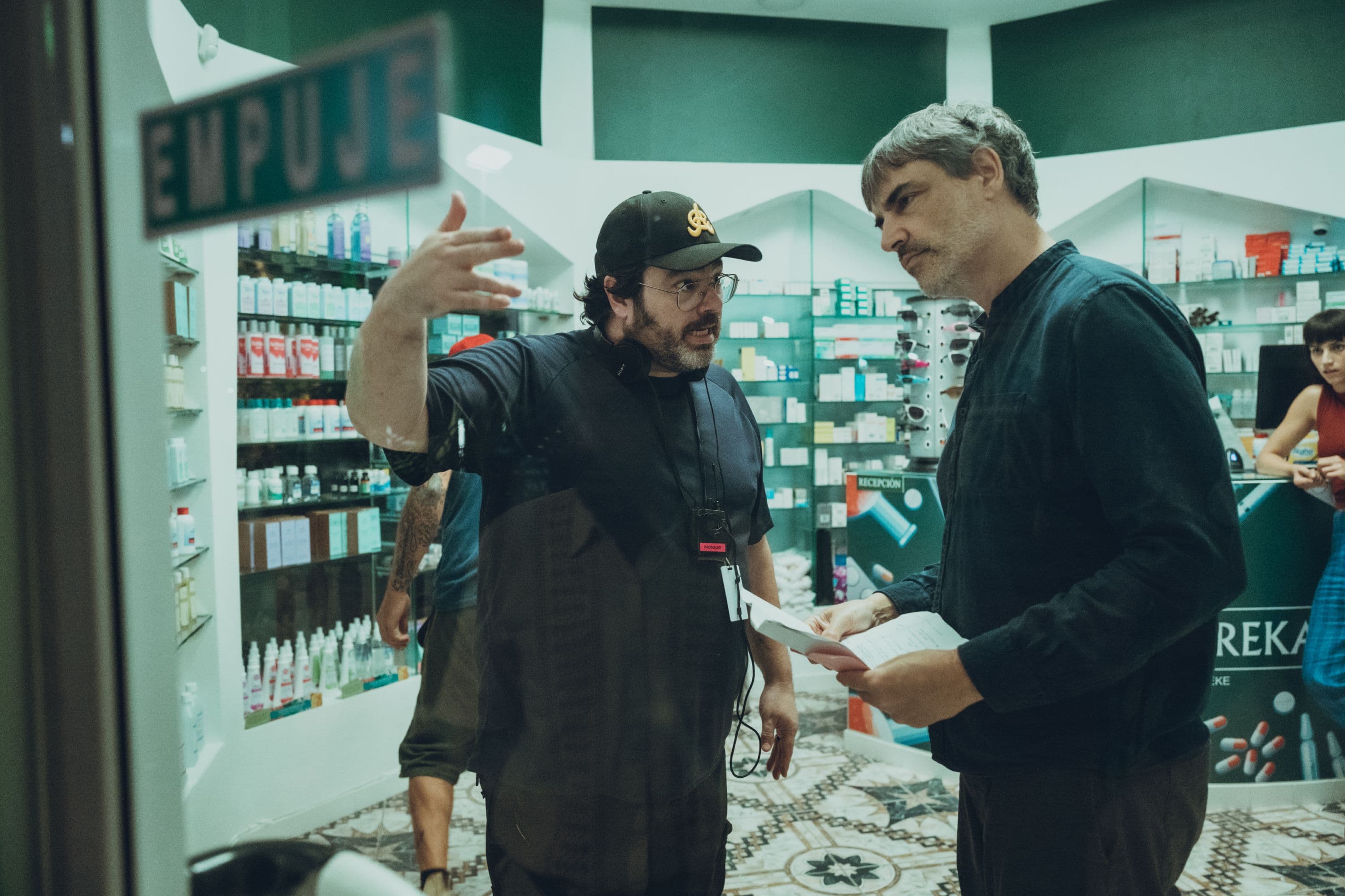 Jason George, creador y productor de ‘Esa noche’, junto al director Jorge Dorado durante el rodaje de la serie para Netflix