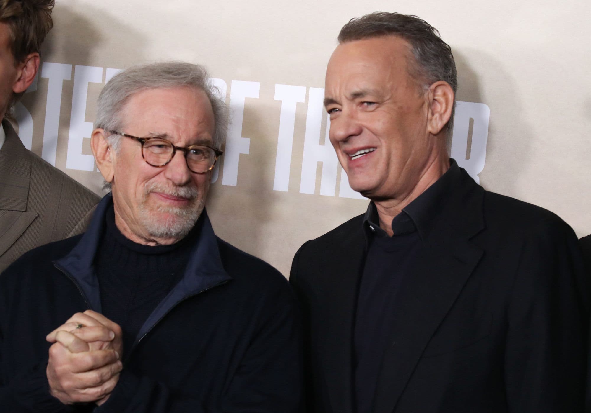 Fotografía de Steven Spielberg y Tom Hanks en la premier de la serie 'Los amos del aire', de la que son productores