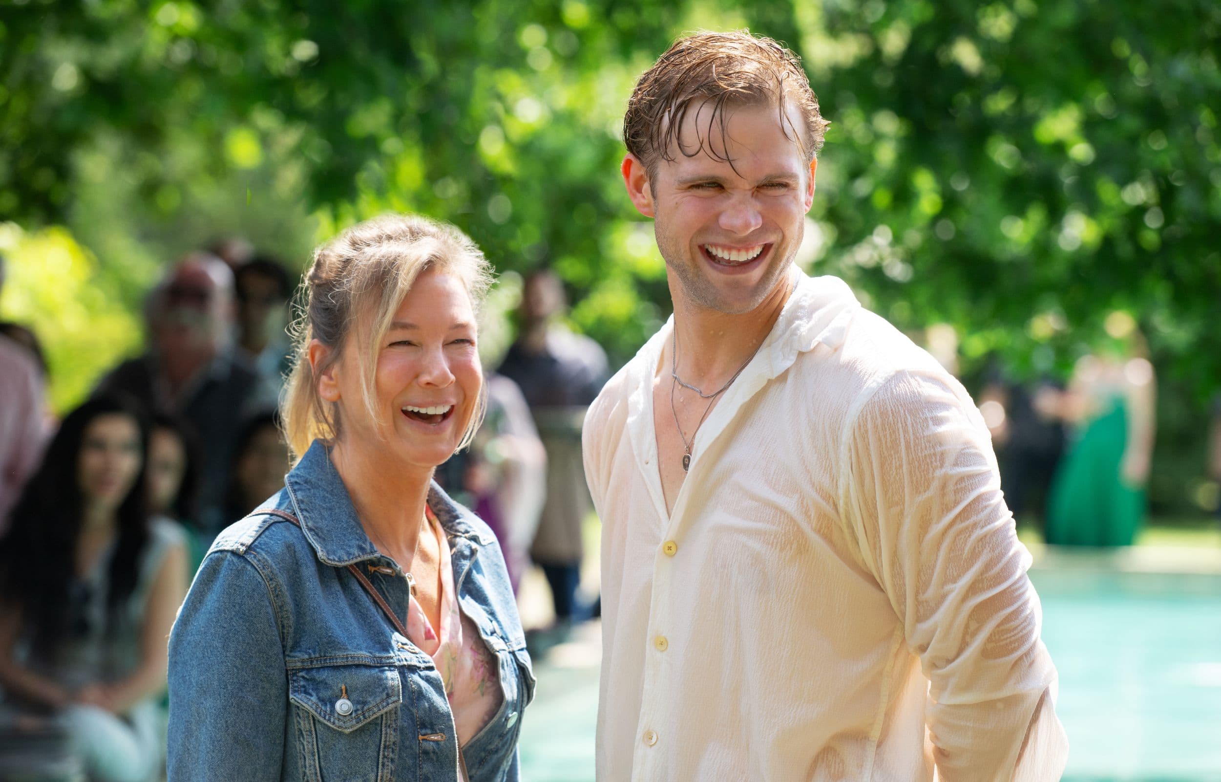 Renée Zellweger y Leo Woodall en un fotograma de la película 'Bridget Jones: Loca por él'
